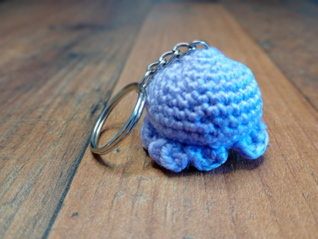 Gehäkelter lila Oktopus Schlüsselanhänger Frontansicht