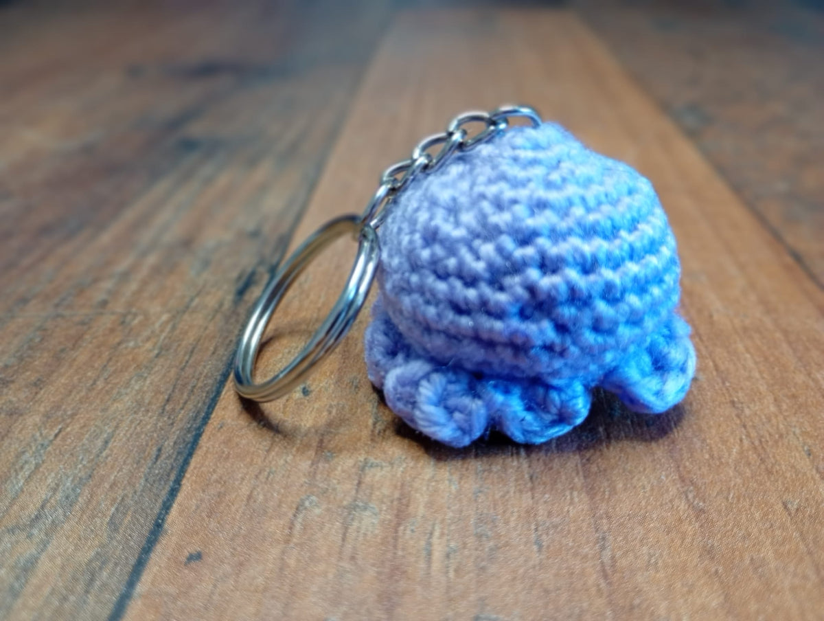 Gehäkelter lila Oktopus Schlüsselanhänger Frontansicht
