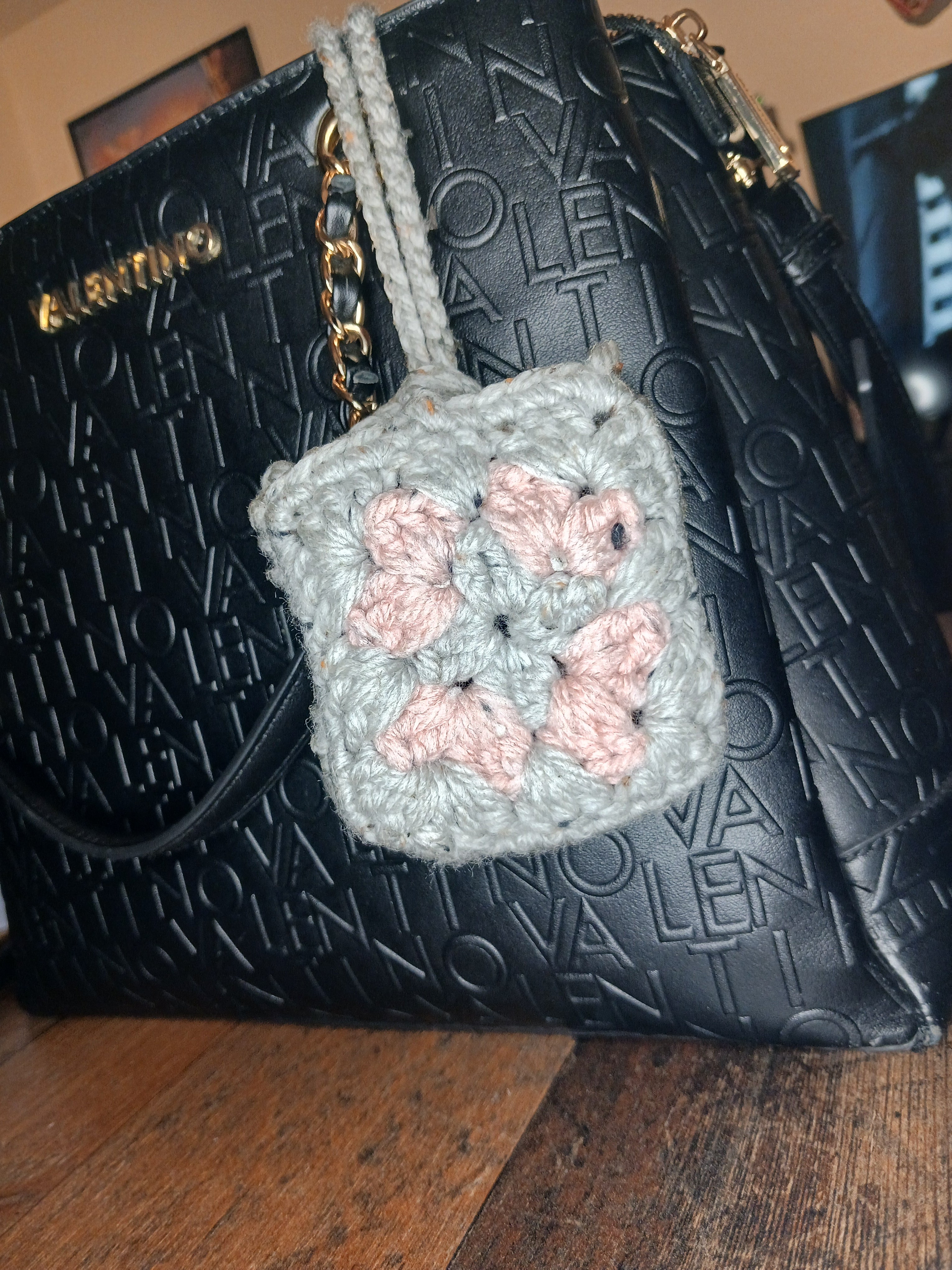 Gehäkeltes Kopfhörer-Täschchen – Granny Square Grau-Rosa