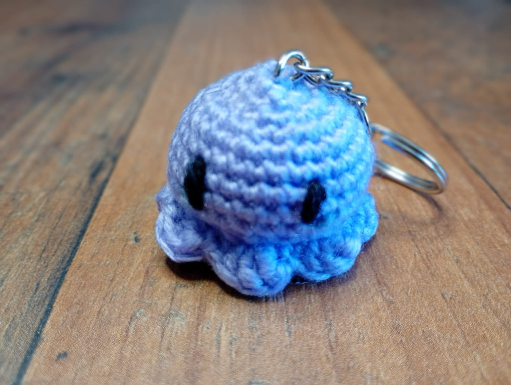 Gehäkelter lila Oktopus Schlüsselanhänger hängend