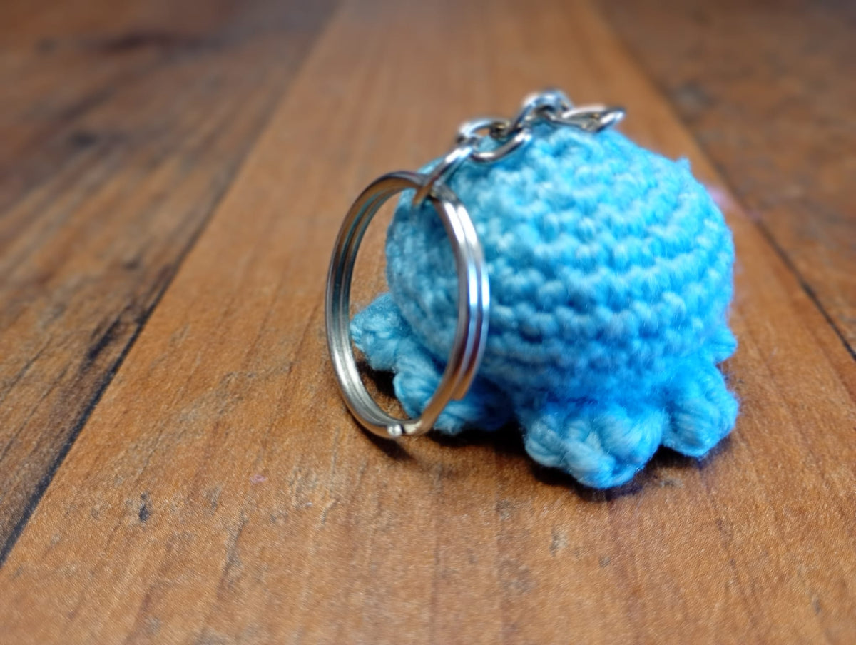 Gehäkelter blauer Oktopus Schlüsselanhänger Seitenansicht
