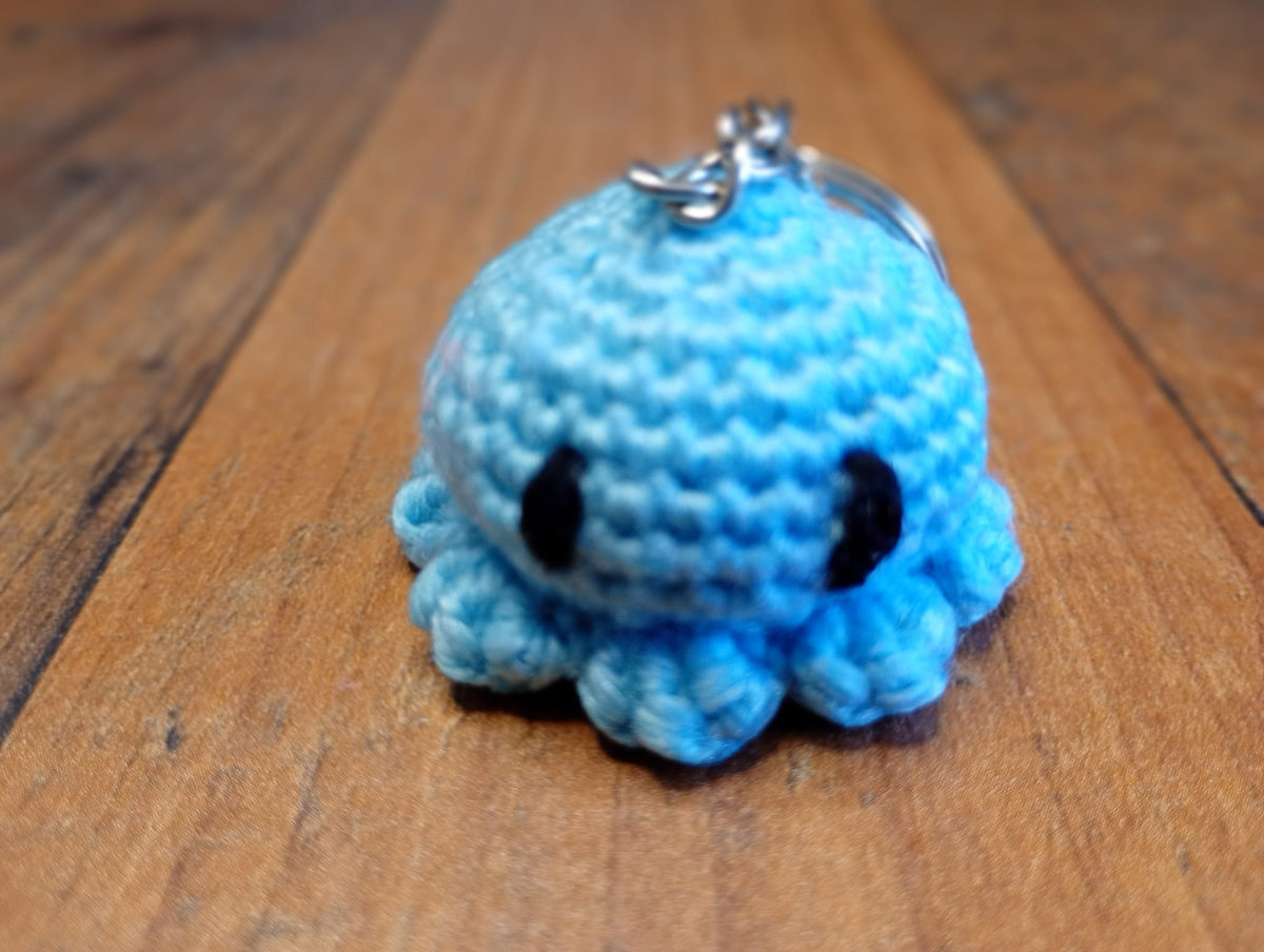 Gehäkelter blauer Oktopus Schlüsselanhänger Frontansicht