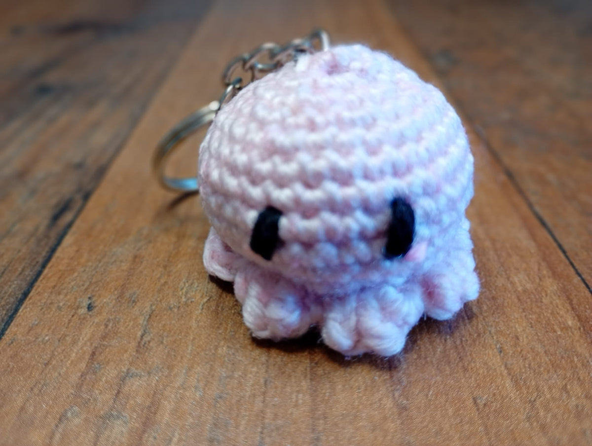 Gehäkelter rosa Oktopus Schlüsselanhänger Frontansicht