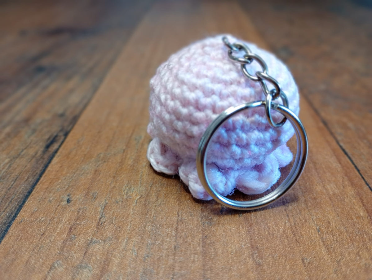 Gehäkelter rosa Oktopus Schlüsselanhänger hängend