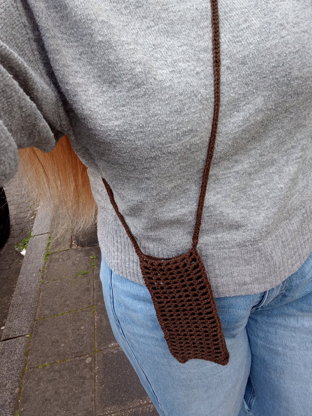 Gehäkelte Handytasche Braun – Getragen