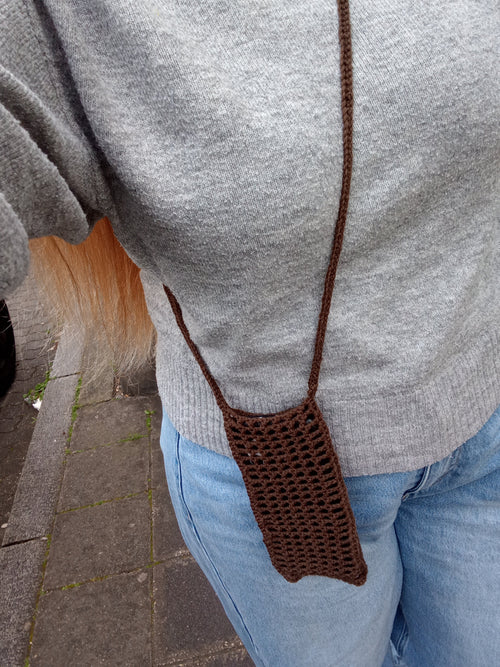 Gehäkelte Handytasche Braun – Getragen