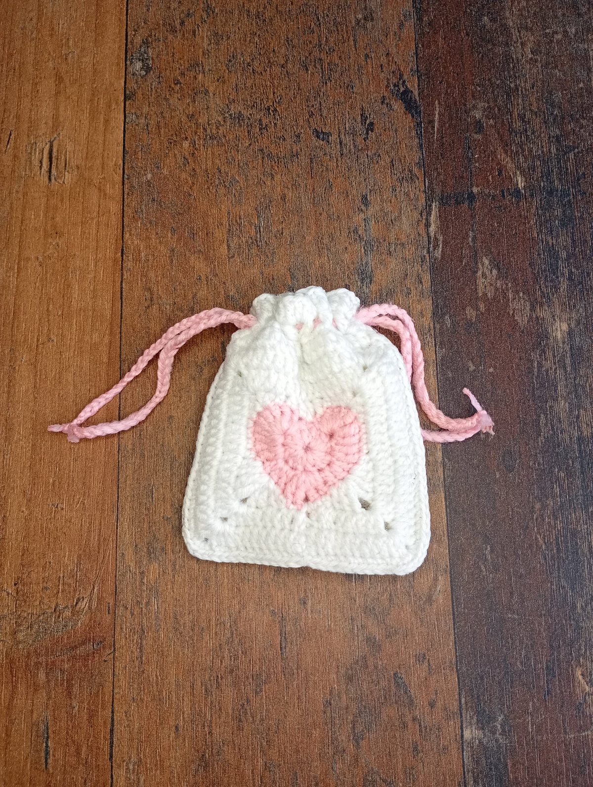 Gehäkelter Heart Pouch Weiß-Rosa Vorderseite mit Herz