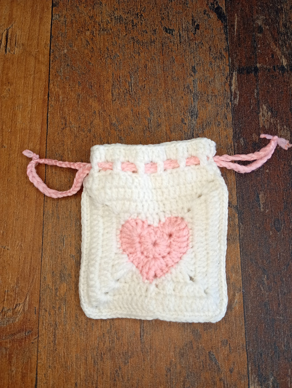 Gehäkelter Heart Pouch Rückseite mit Zugband