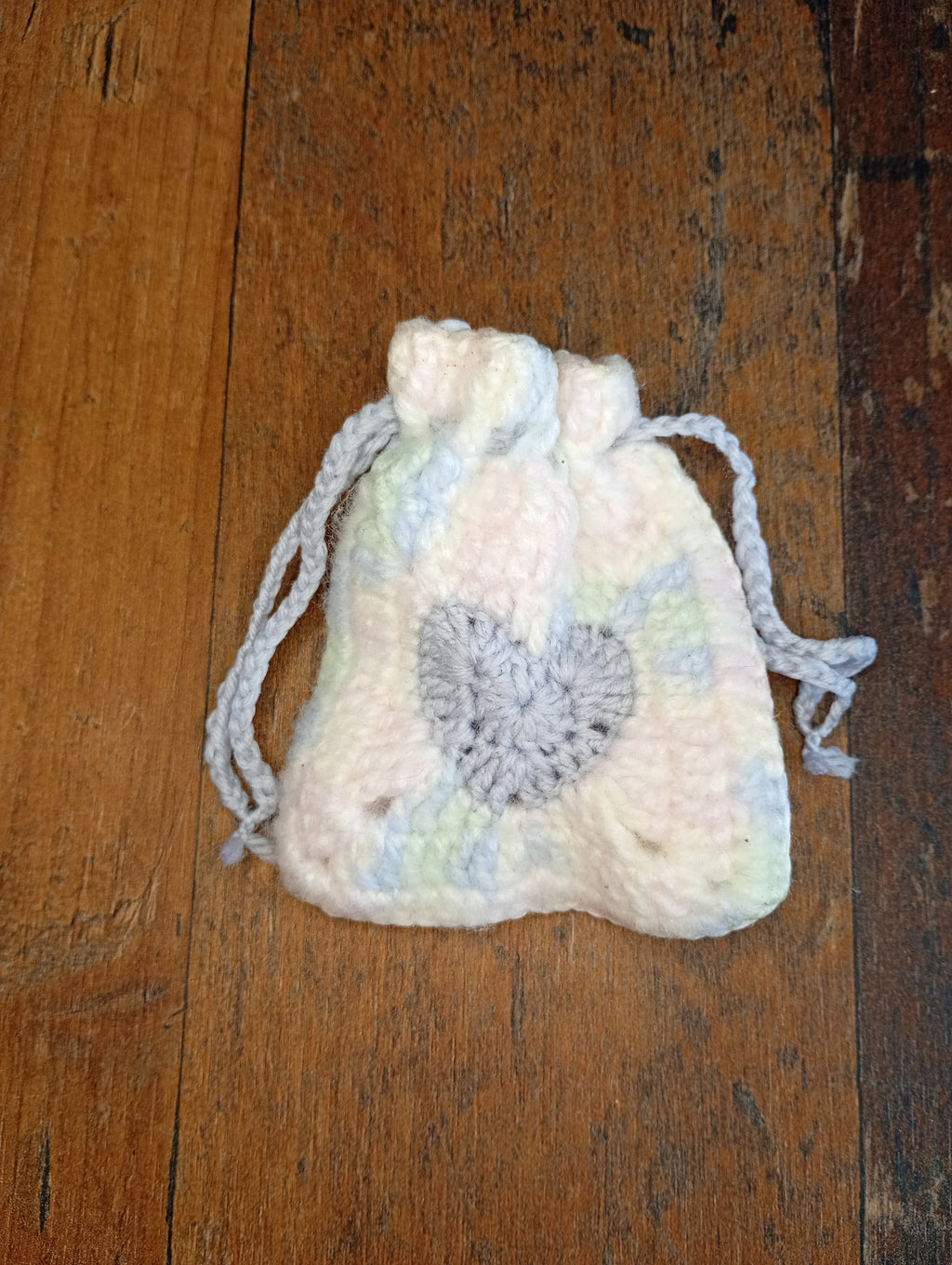 Gehäkelter Heart Pouch Pastell-Multicolor Vorderseite mit grauem Herz