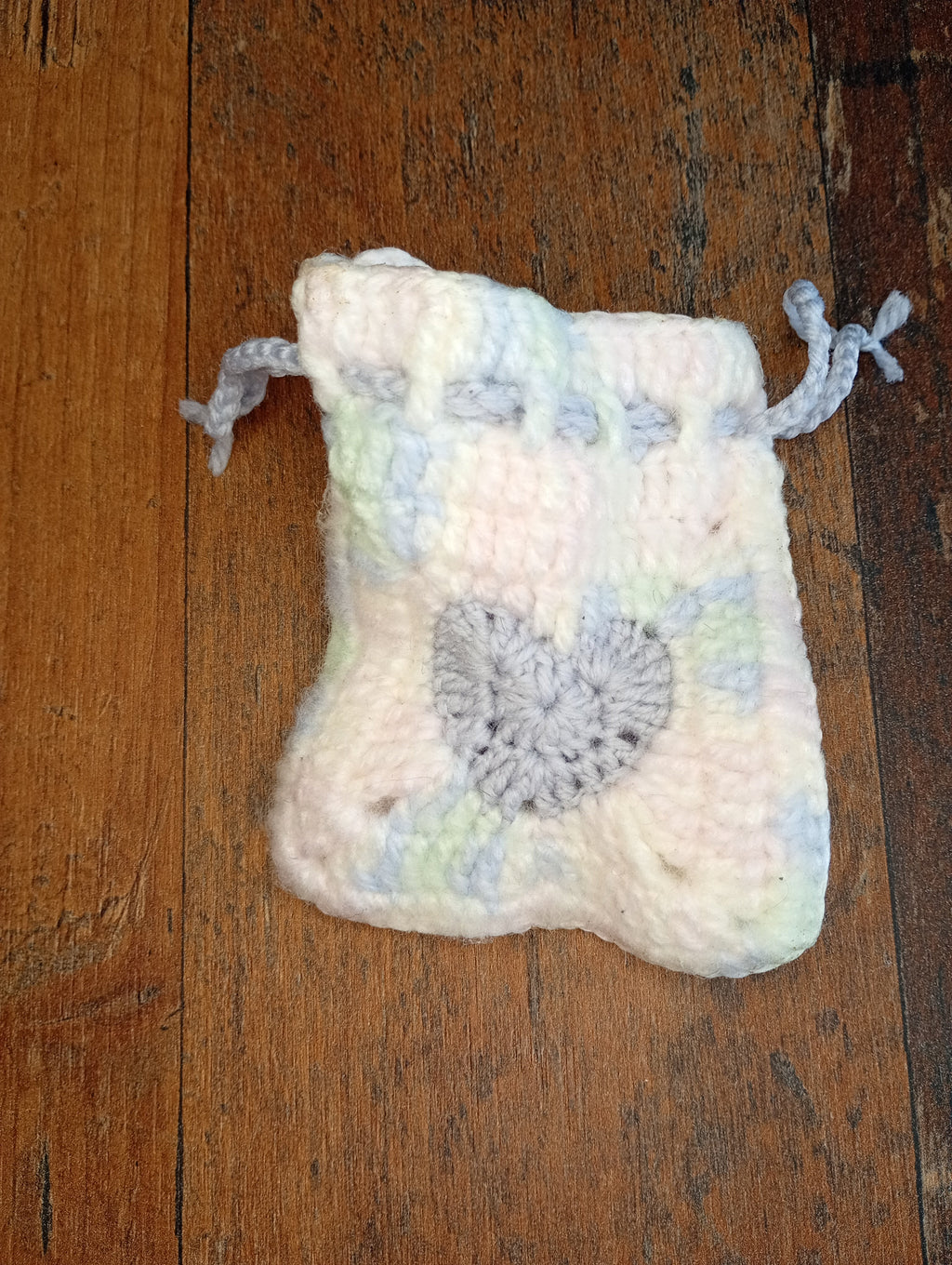 Gehäkelter Heart Pouch Pastell Rückseite mit Zugband