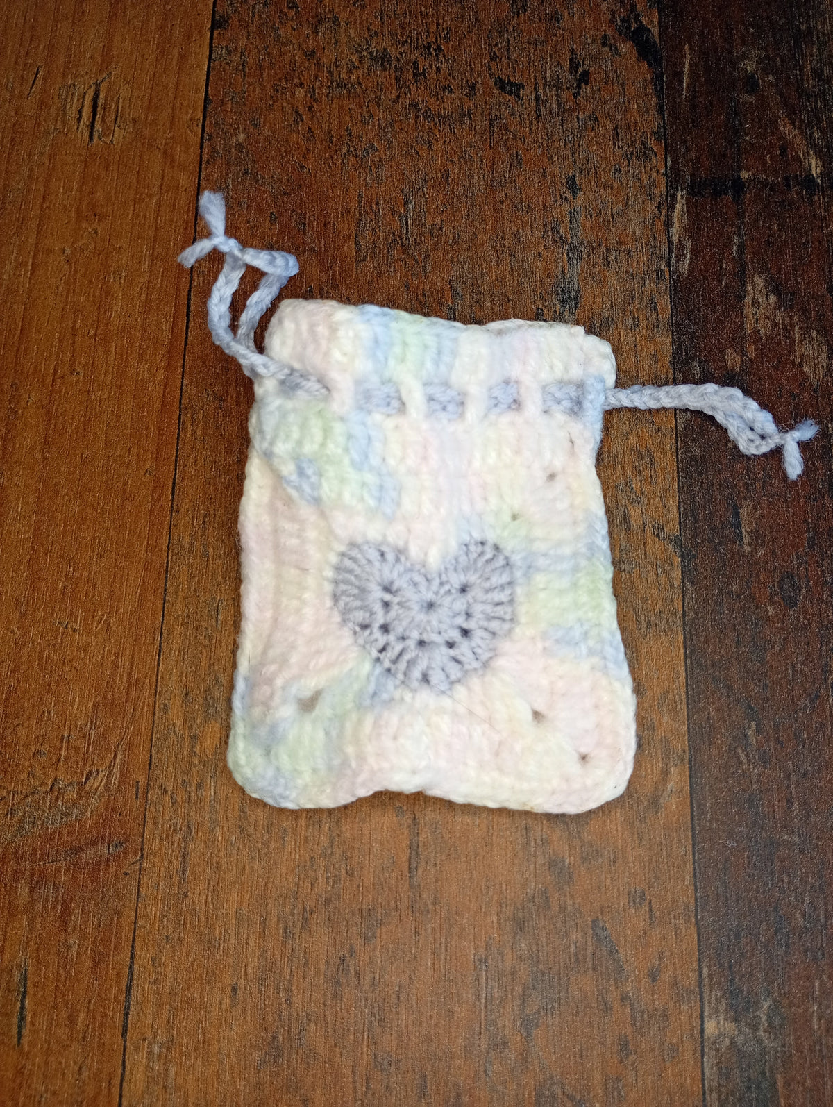 Gehäkelter Heart Pouch Pastell geöffnet