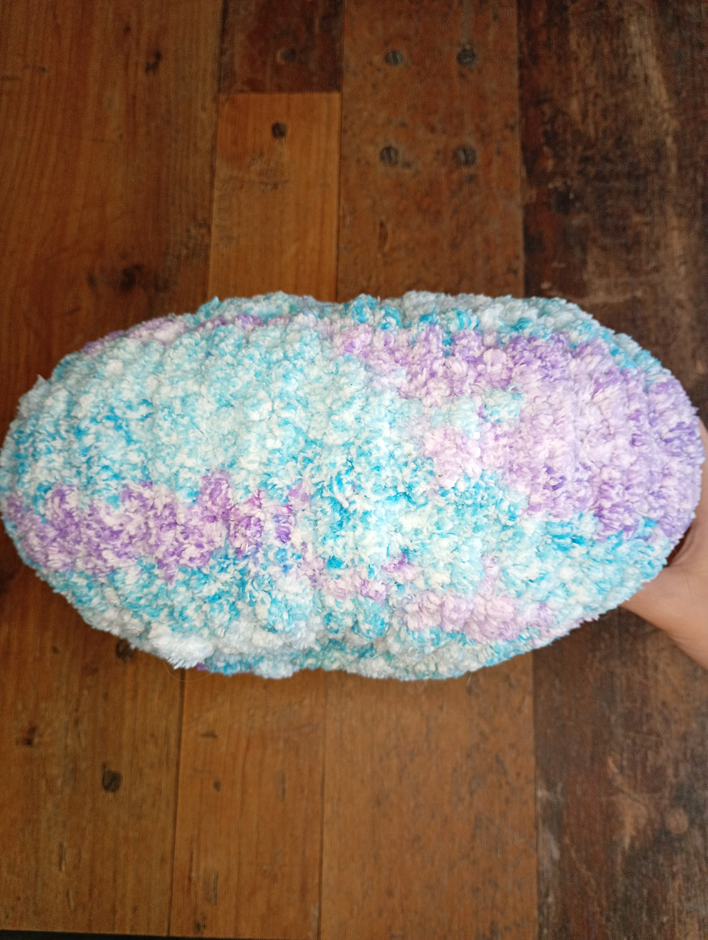 Gehäkeltes Kuschelkissen Seitenansicht in der Hand
