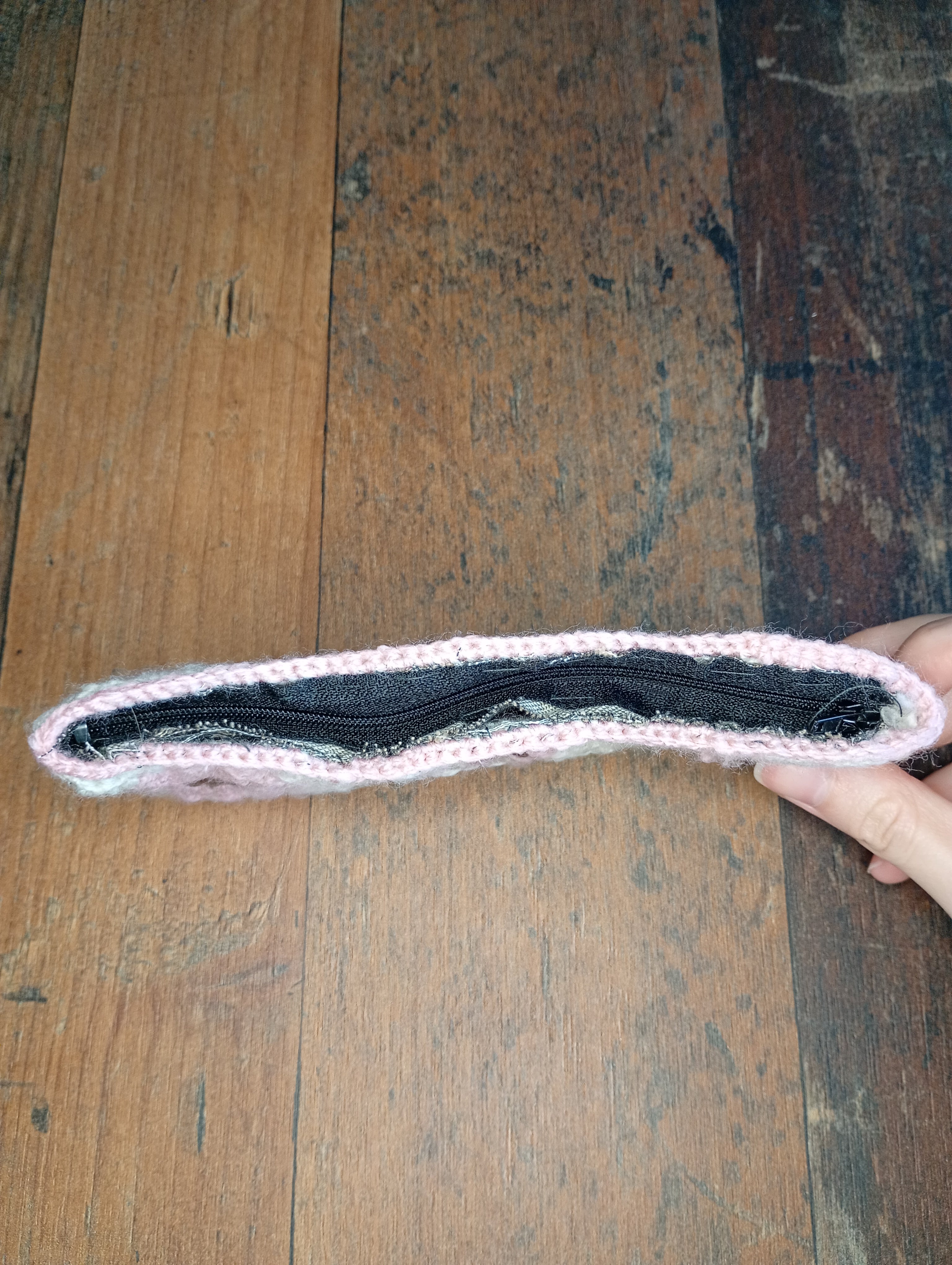 Gehäkelte Federmappe geöffnet mit Reißverschluss