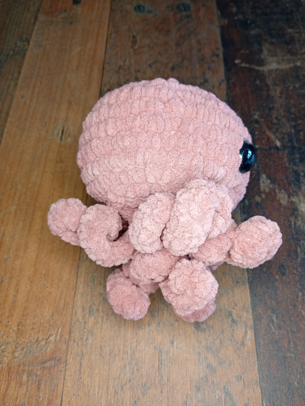 Gehäkelte Quallen-Figur Rosa Seitenansicht rechts