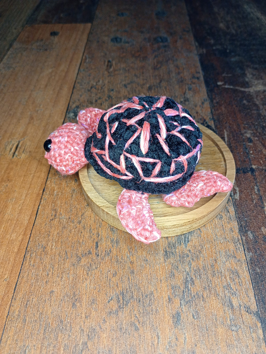 Gehäkelte Schildkröte Schwarz/Rot – Rückansicht