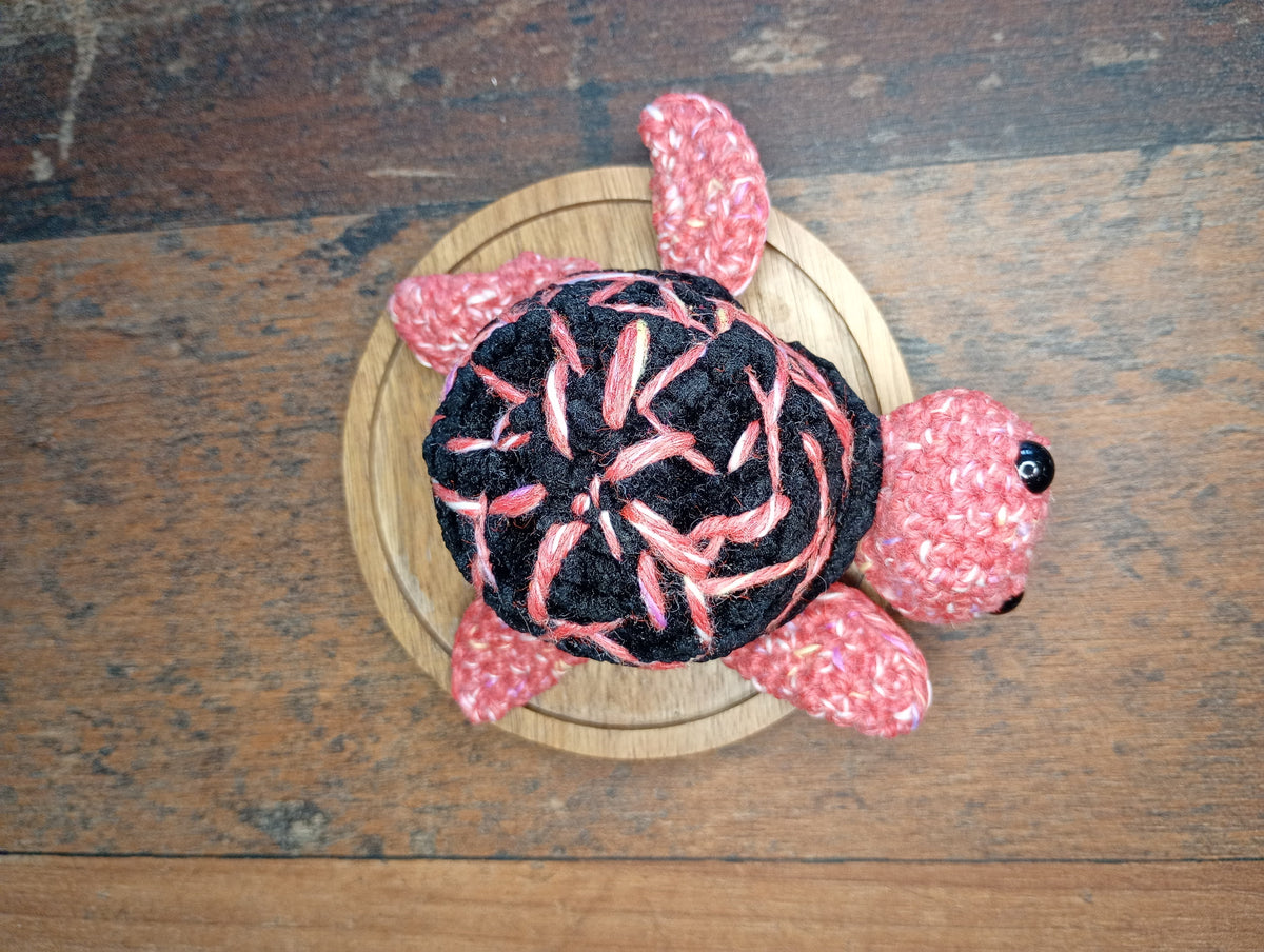 Gehäkelte Schildkröte Schwarz/Rot – Schrägansicht von oben