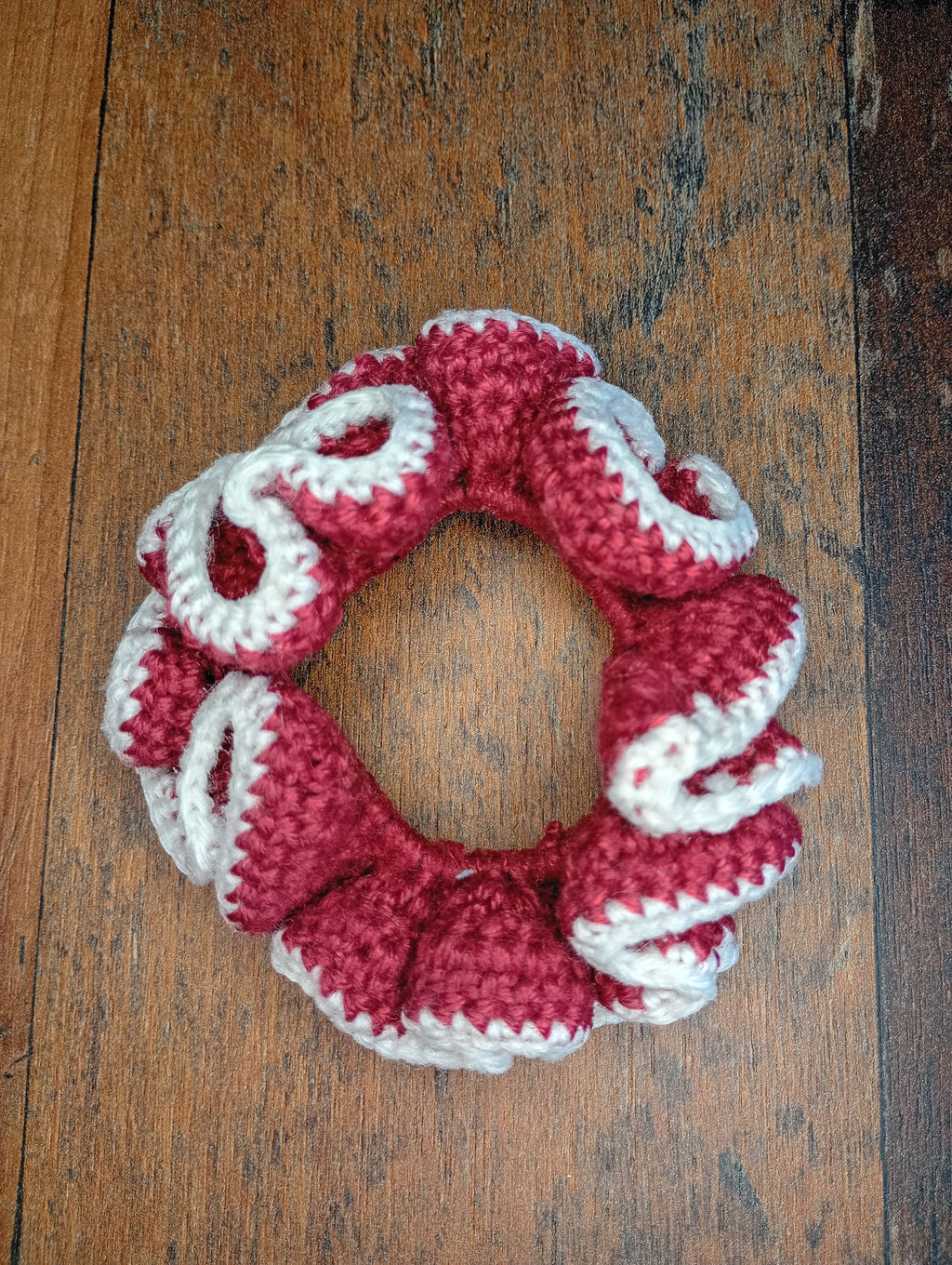 Gehäkelter Scrunchie / Haargummi – Dunkelrot-Weiß