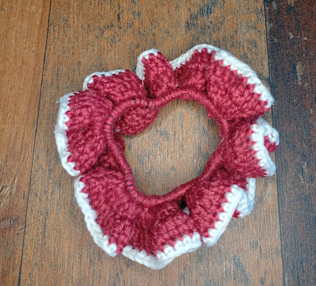 Gehäkelter Scrunchie / Haargummi – Dunkelrot-Weiß