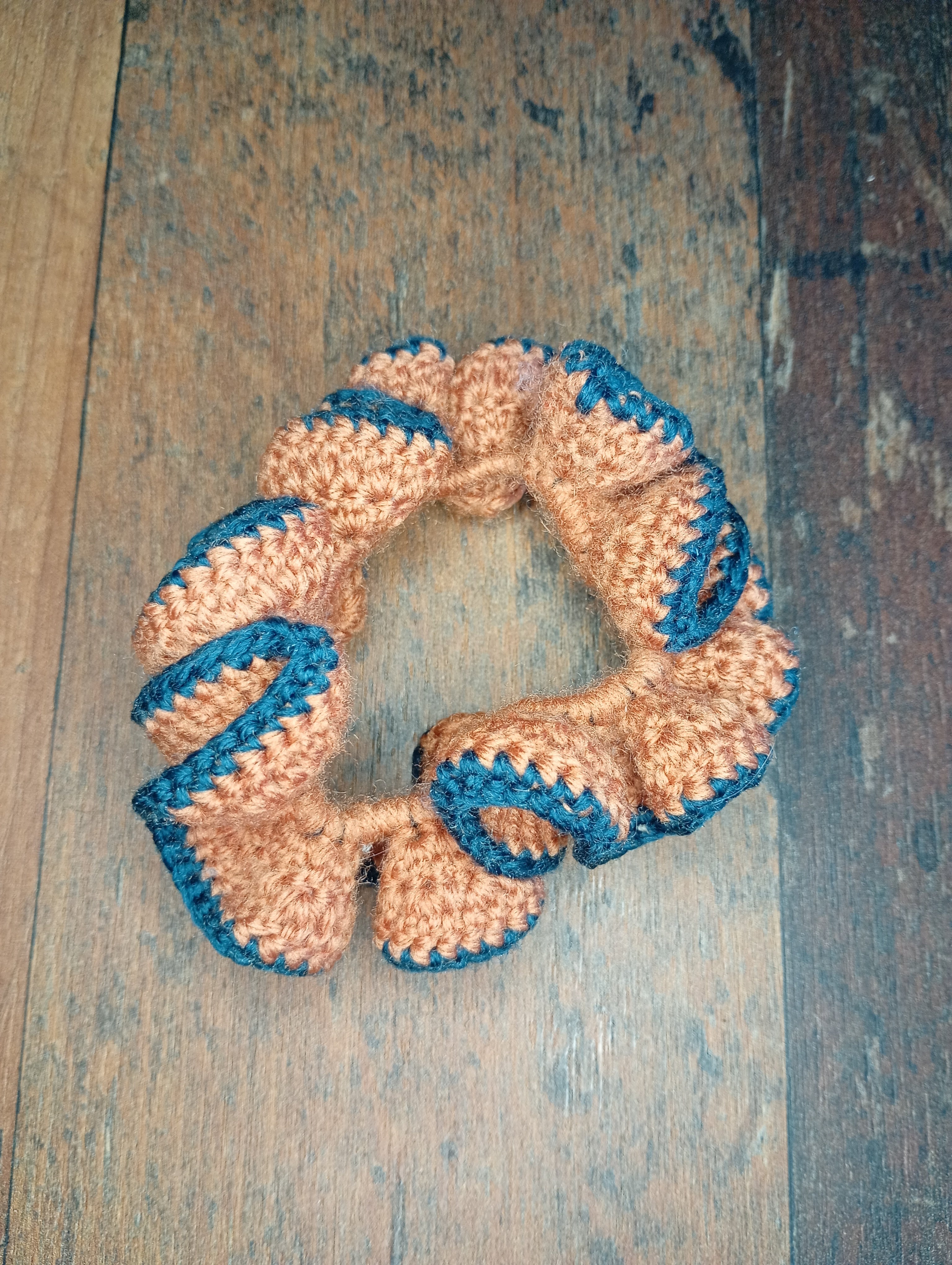 Gehäkelter Scrunchie Lachs-Petrol Draufsicht