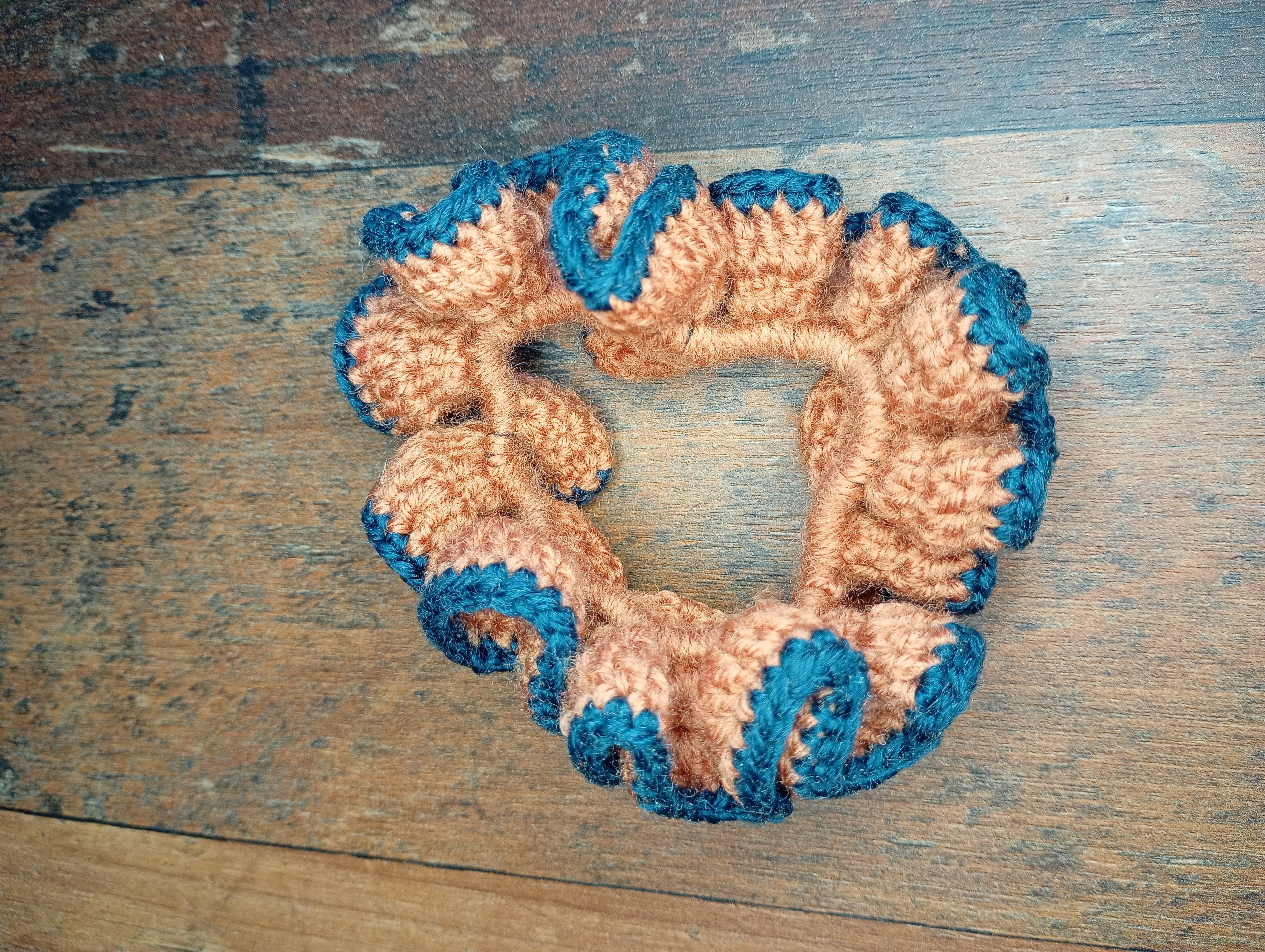 Gehäkelter Scrunchie Lachs-Petrol Seitenansicht