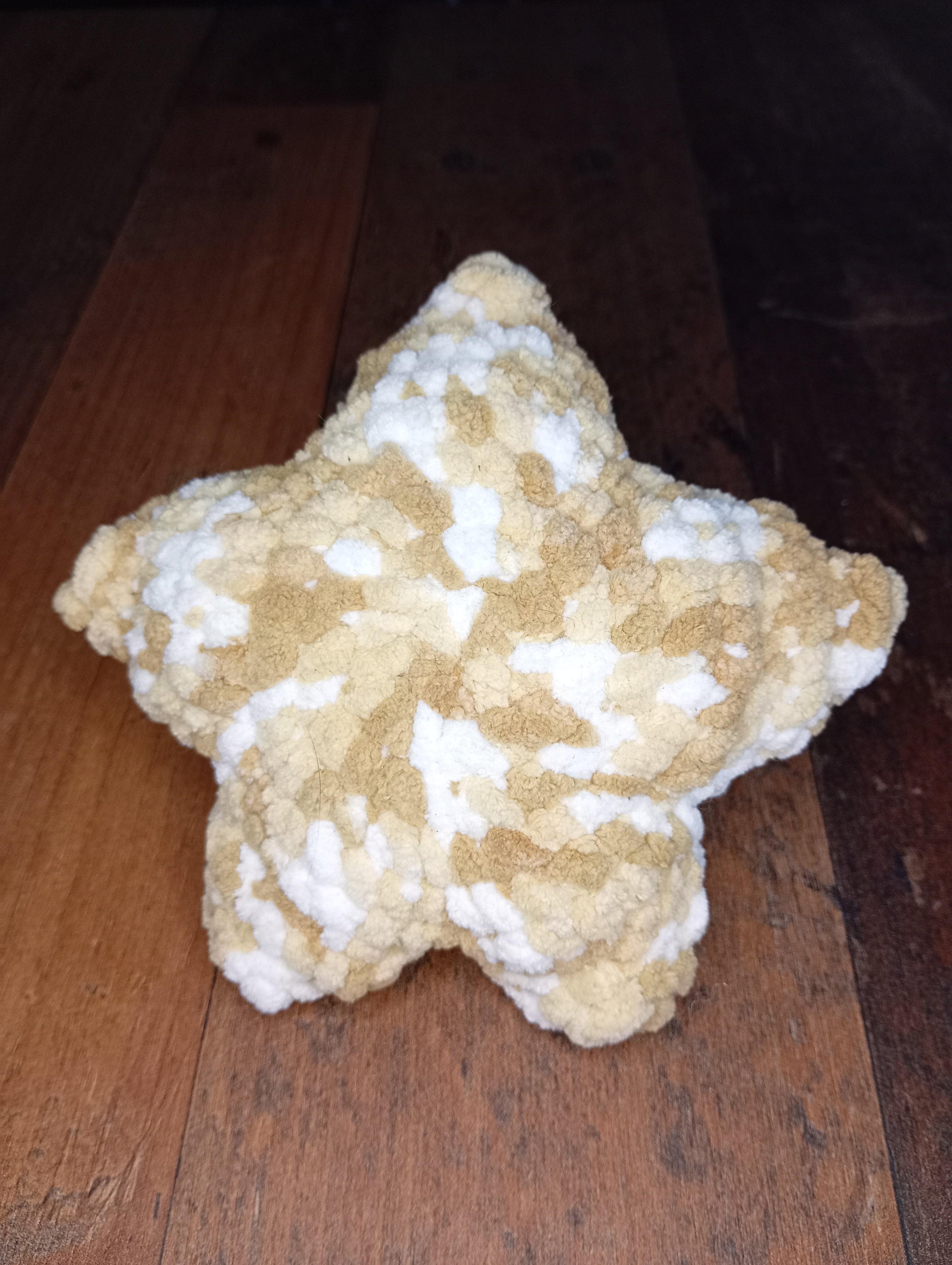 Gehäkeltes Sternkissen Weiß-Beige Chenille – Vorderseite