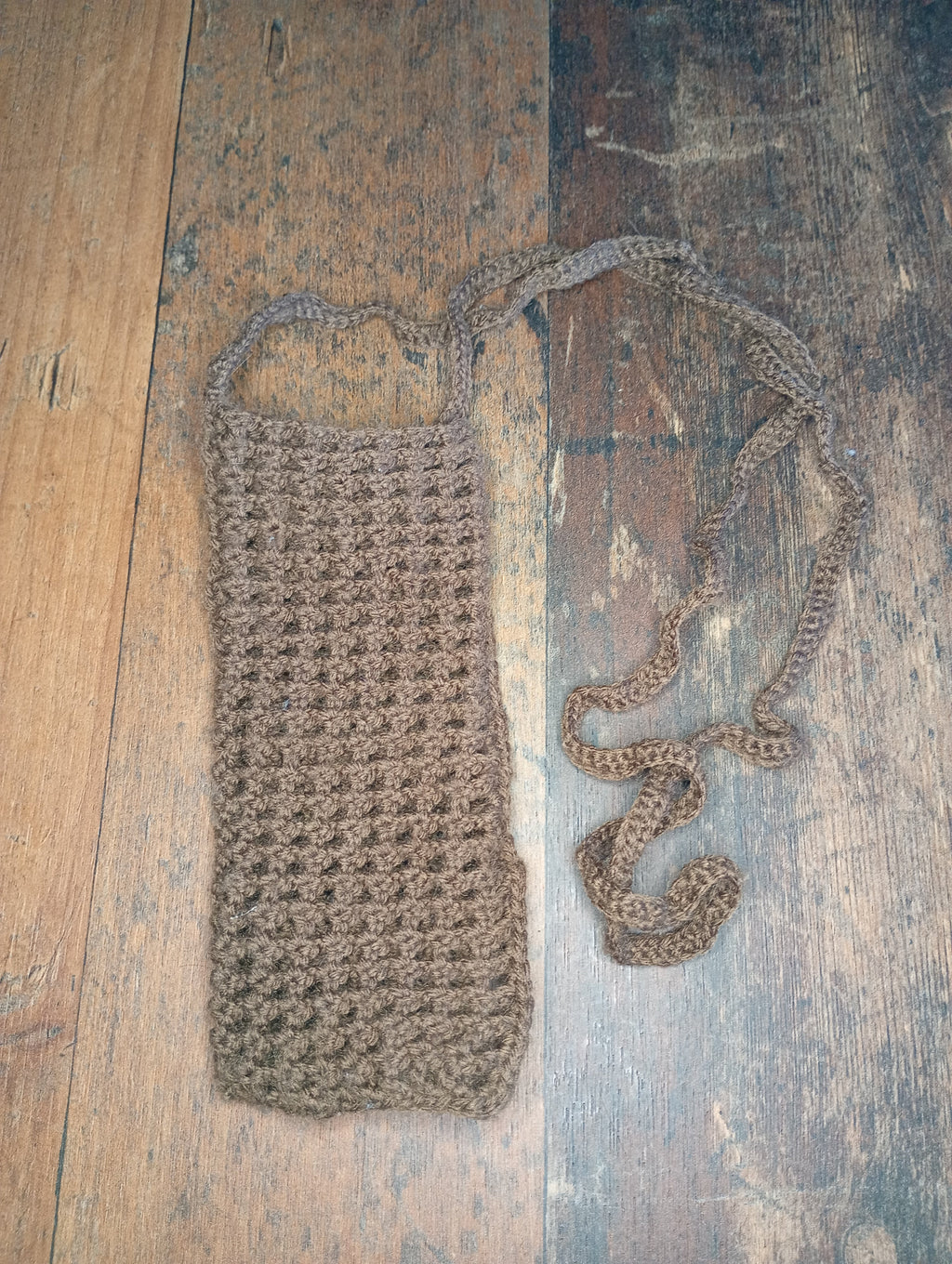 Gehäkelte Handytasche Braun – Flach auf Holz