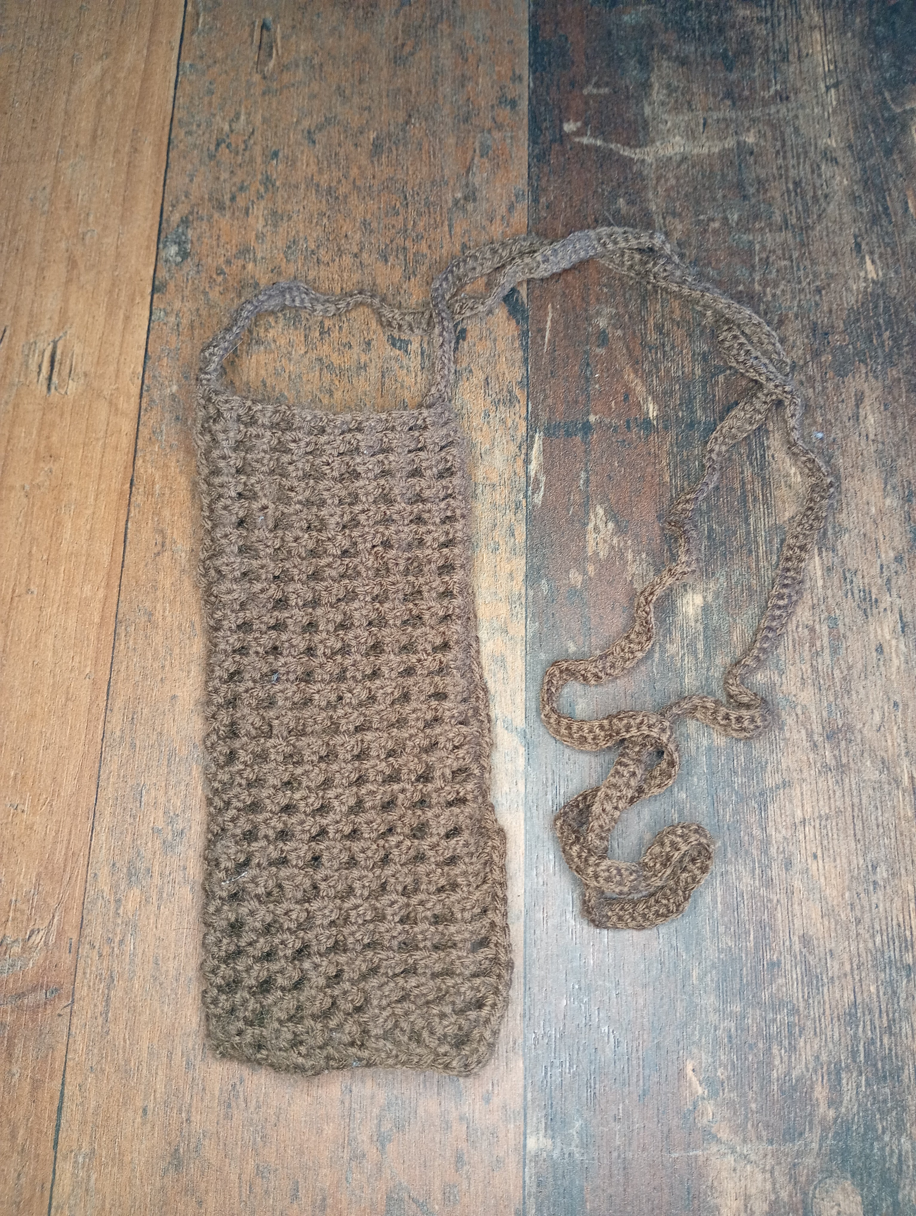 Gehäkelte Handytasche Braun – Flach auf Holz