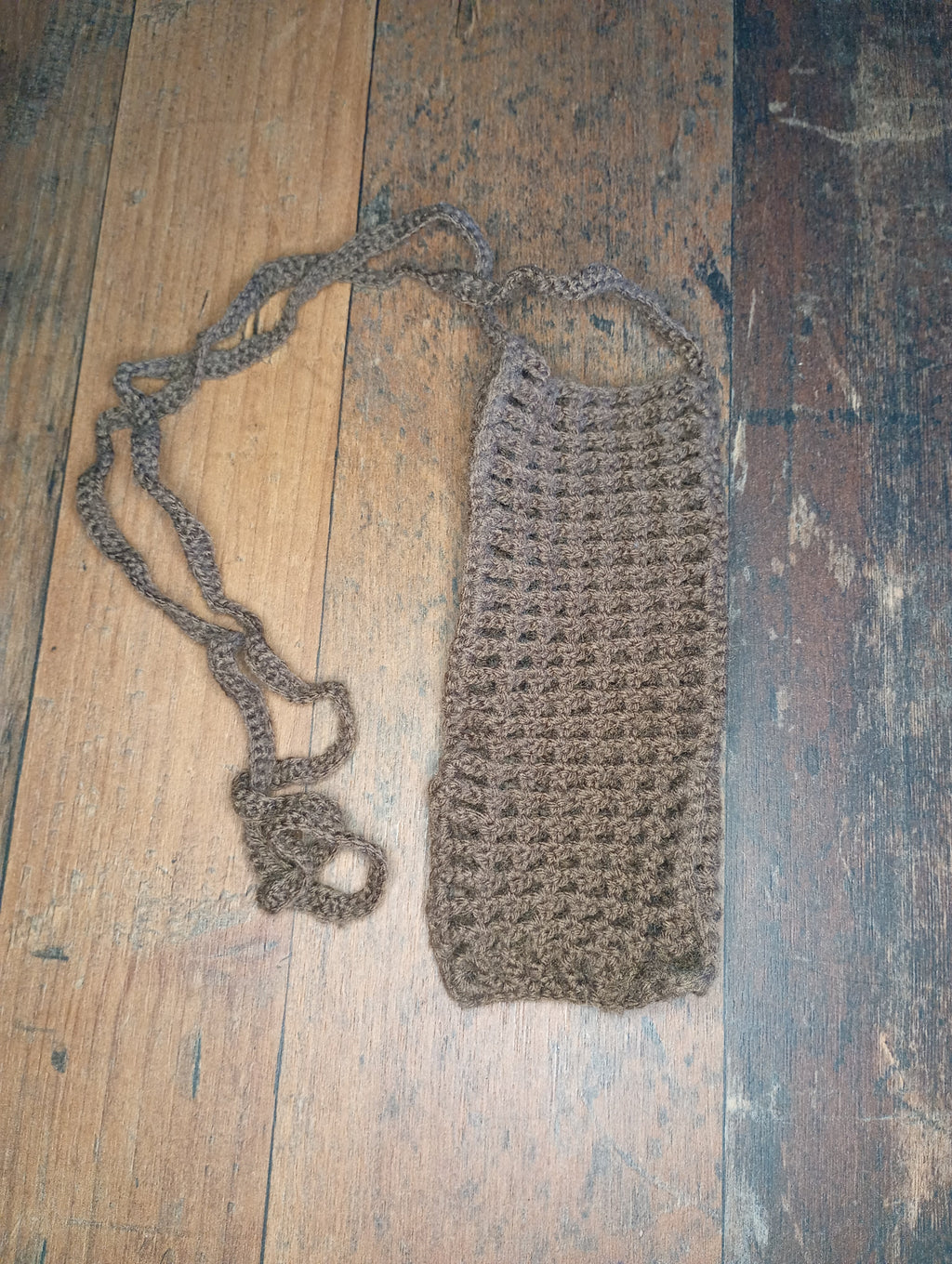 Gehäkelte Handytasche Braun – Detailansicht