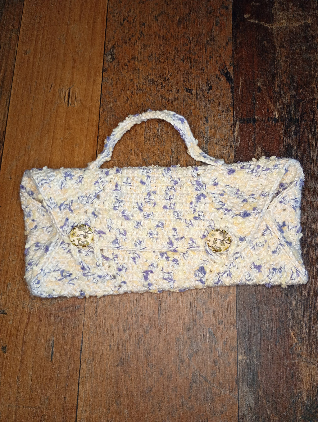 Gehäkelte Sommer-Handtasche Cremeweis-Lila Vorderseite mit Blumenknopf
