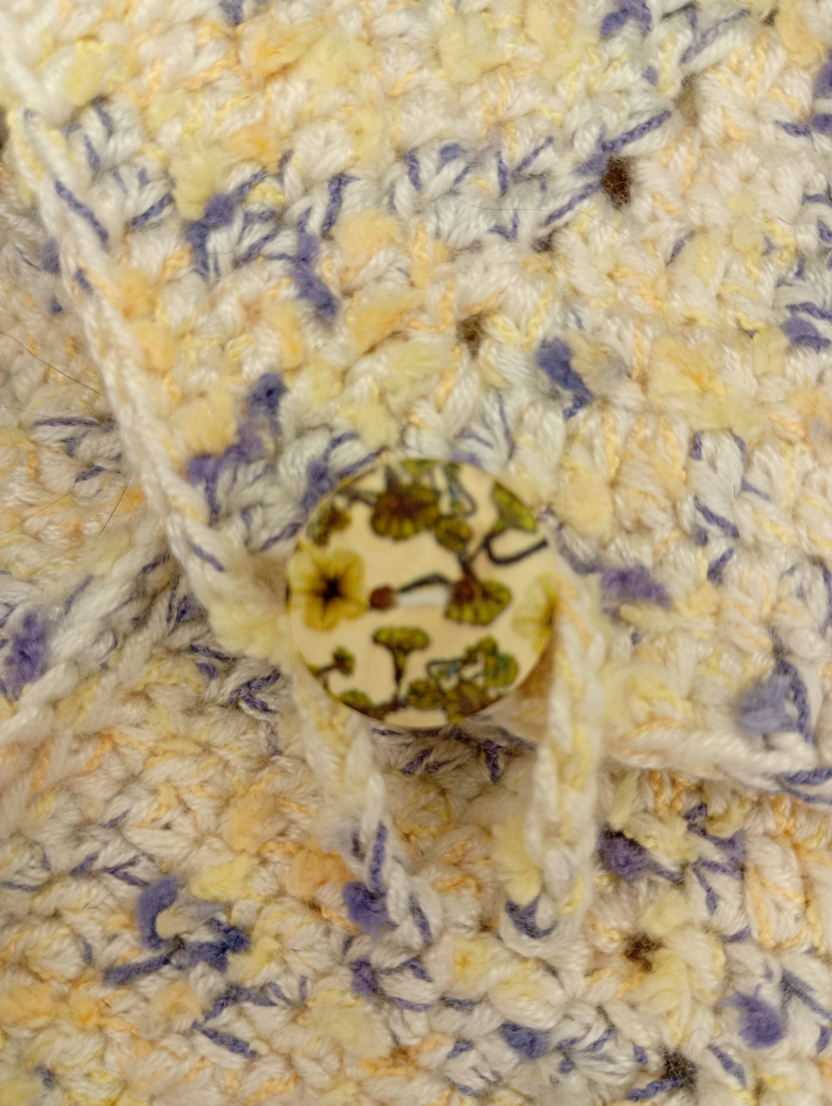 Gehäkelte Sommer-Handtasche Nahaufnahme Blumenknopf