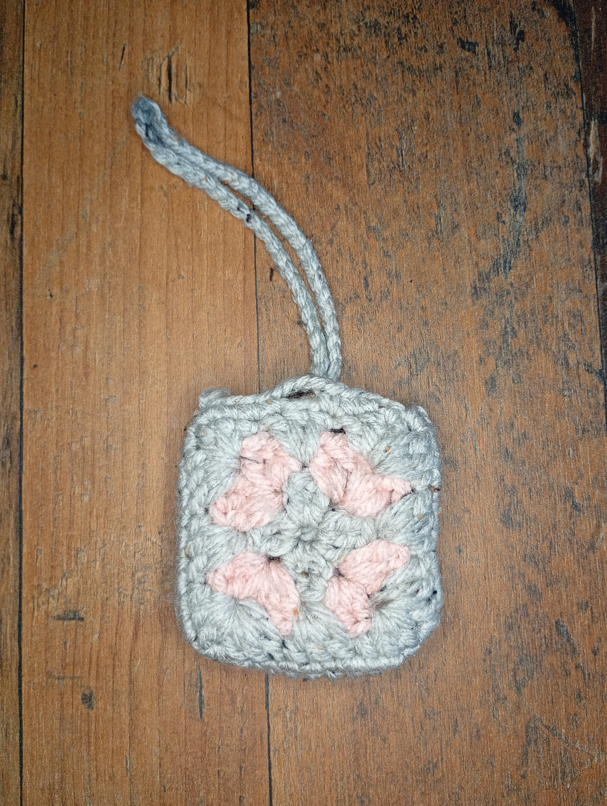 Gehäkeltes Kopfhörer-Täschchen Granny Square Grau-Rosa Vorderseite