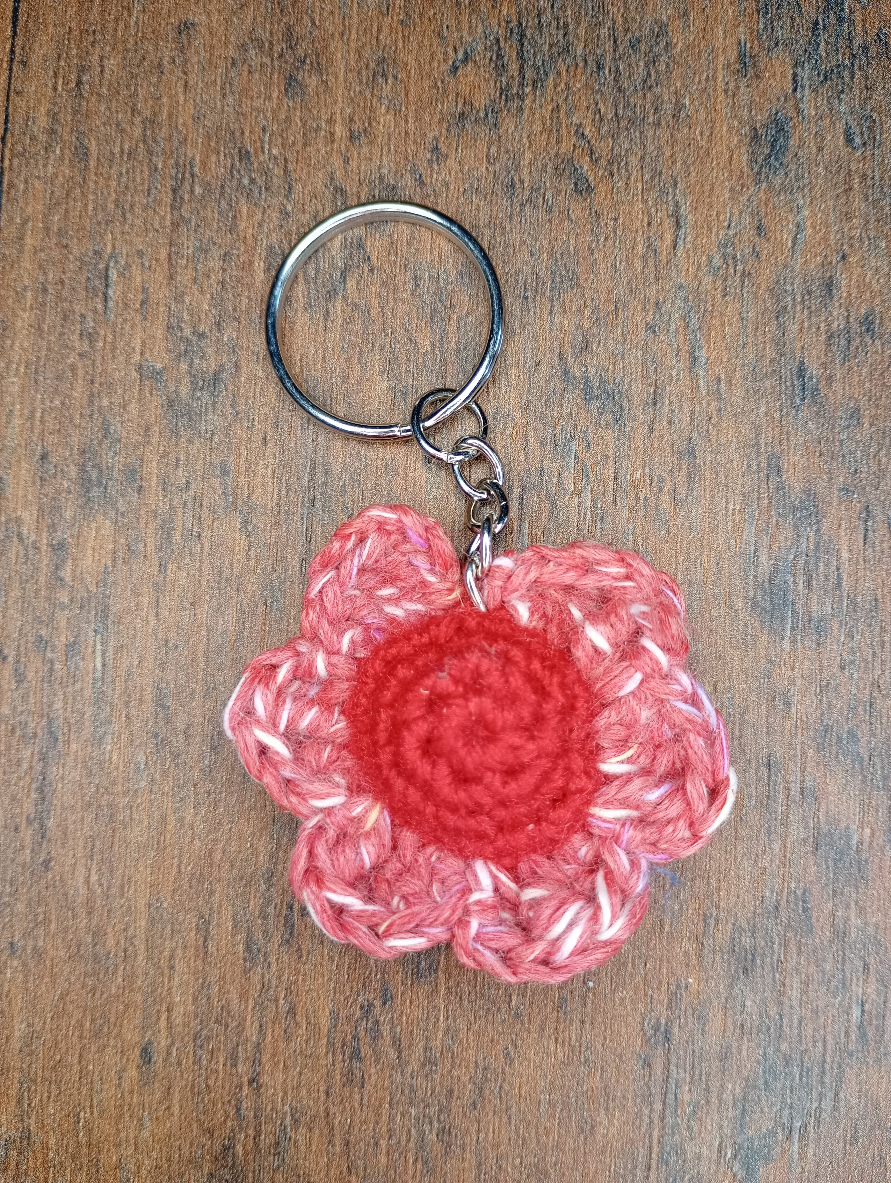 Gehäkelter Blumen-Schlüsselanhänger Rot-Rosa Rückseite