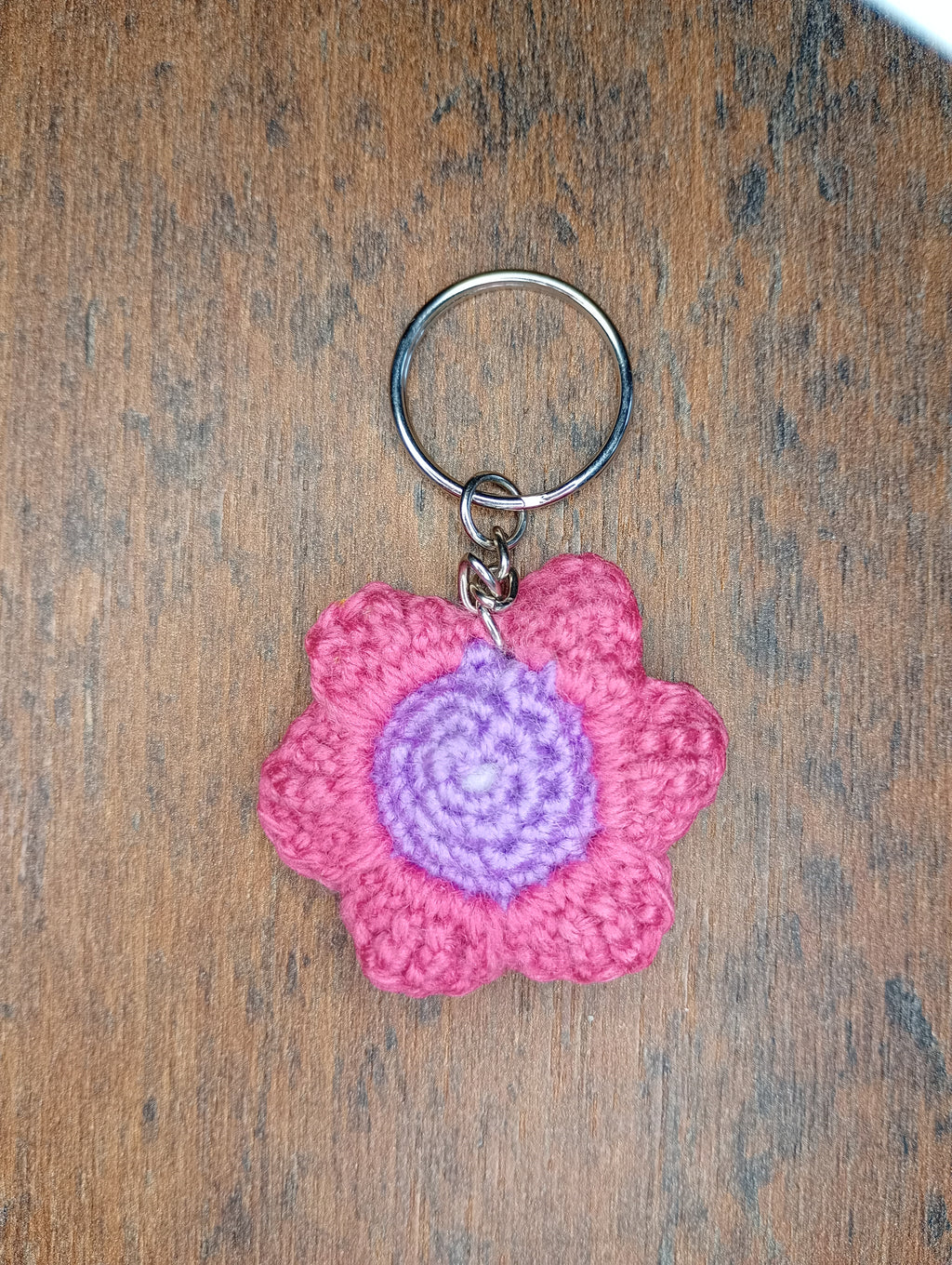 Gehäkelter Blumen-Schlüsselanhänger – Pink-Lila