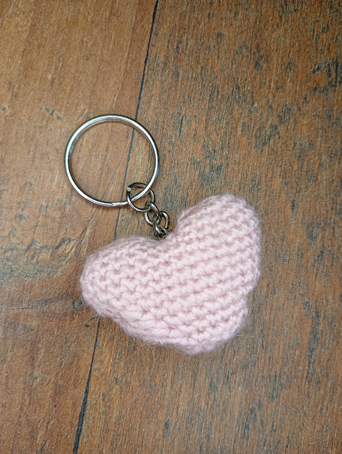 Gestrickter Herz-Schlüsselanhänger zartrosa Vorderseite