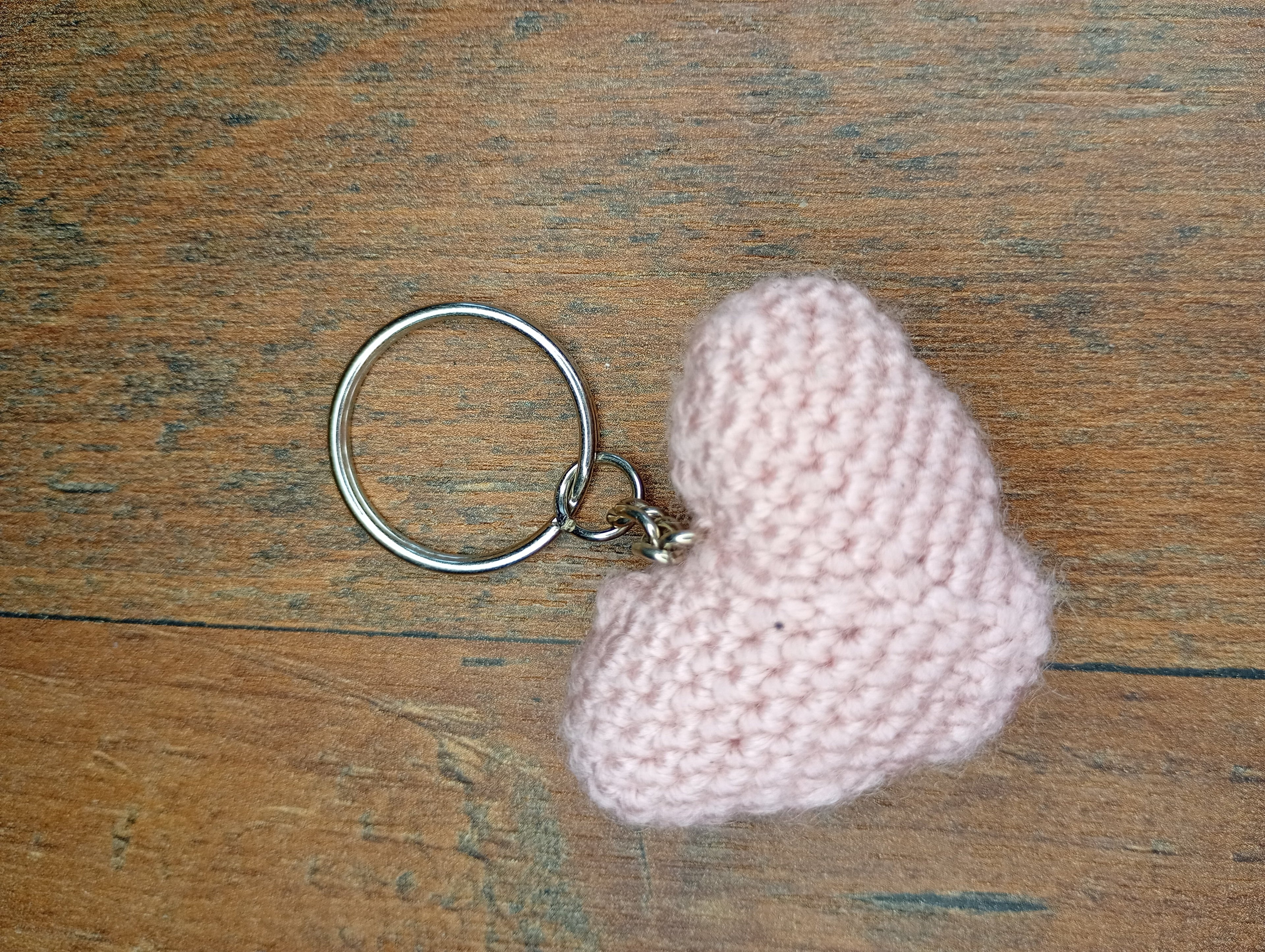 Gestrickter Herz-Schlüsselanhänger zartrosa Seitenansicht