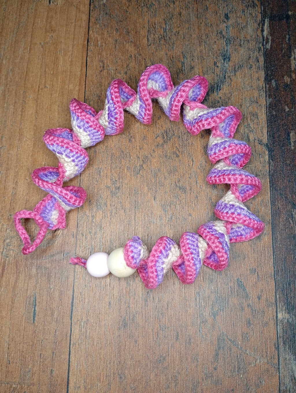 Gehäkeltes Spiralarmband Rosa-Lila-Weiß – Detailansicht