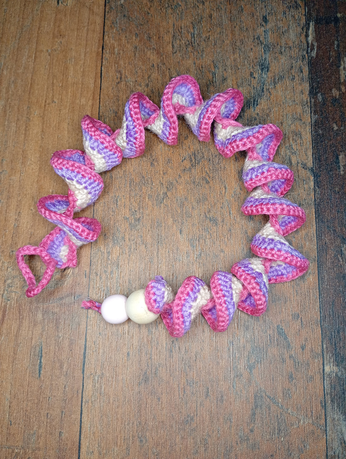 Gehäkeltes Spiralarmband Rosa-Lila-Weiß – Detailansicht