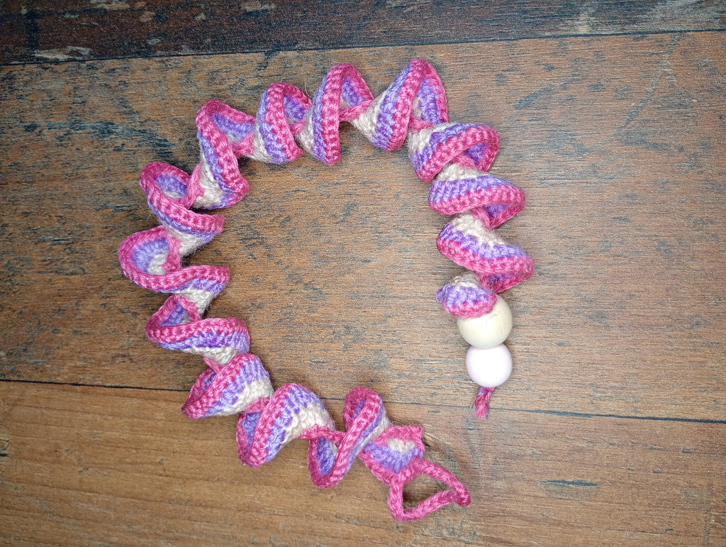 Gehäkeltes Spiralarmband Rosa-Lila-Weiß mit Holzperlen – Draufsicht