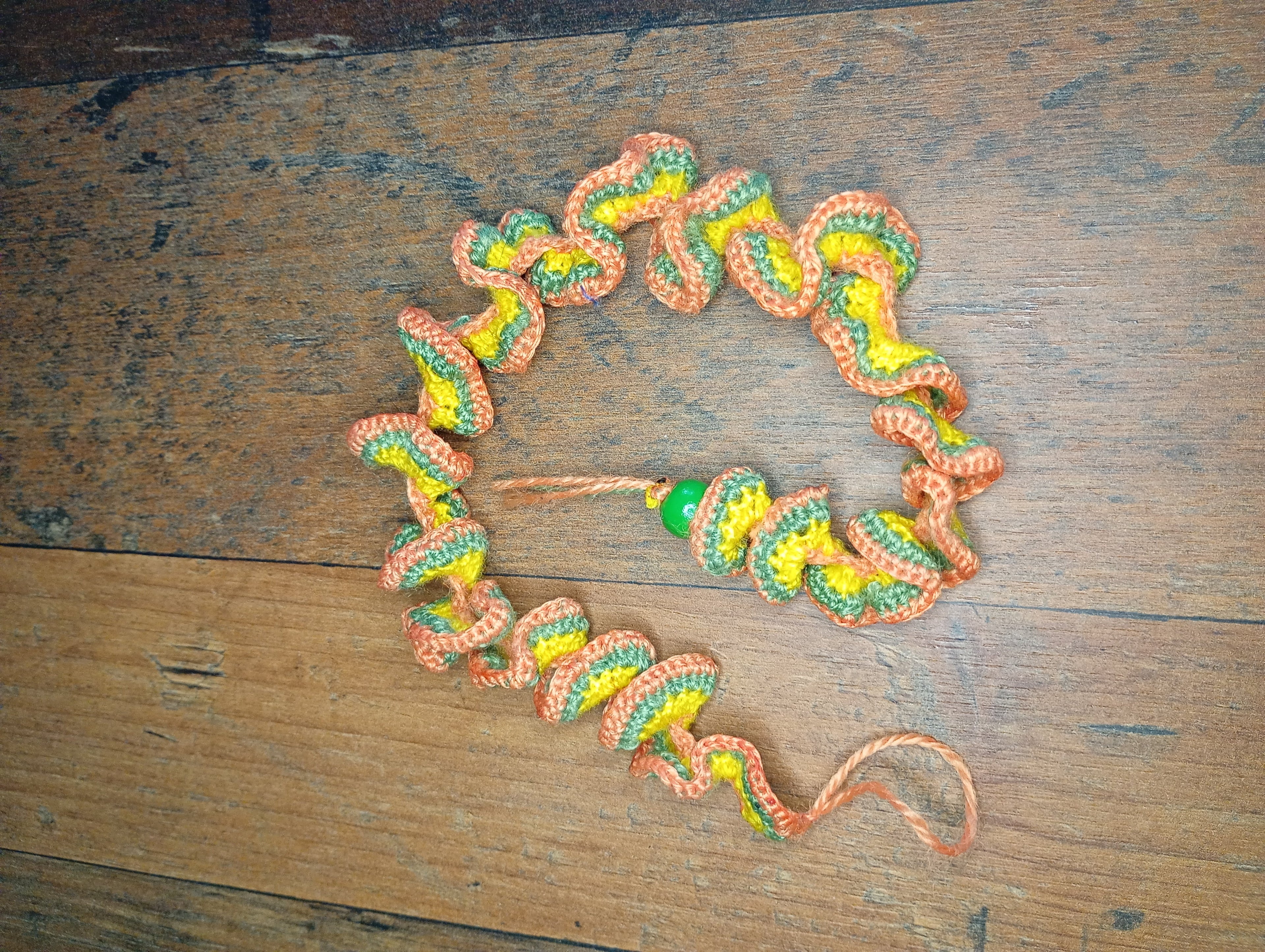 Gehäkeltes Windspiel Orange-Gelb-Grün – Draufsicht
