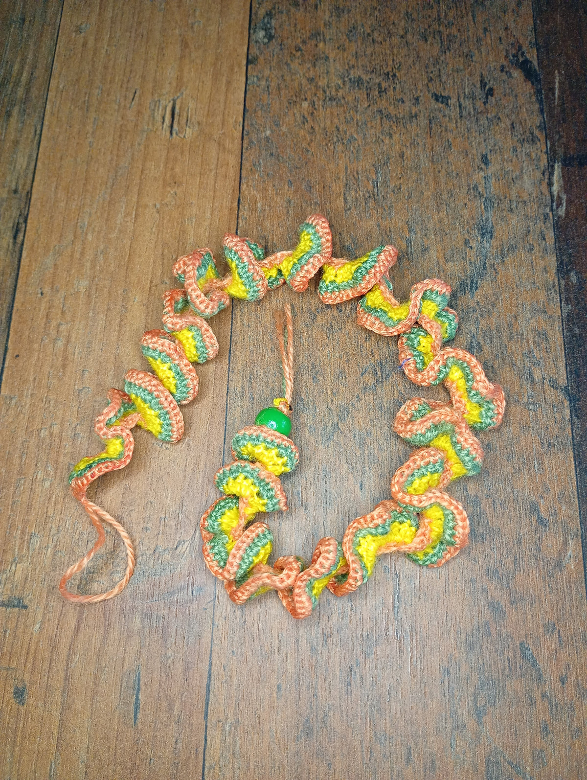 Gehäkeltes Windspiel Orange-Gelb-Grün – Detailansicht