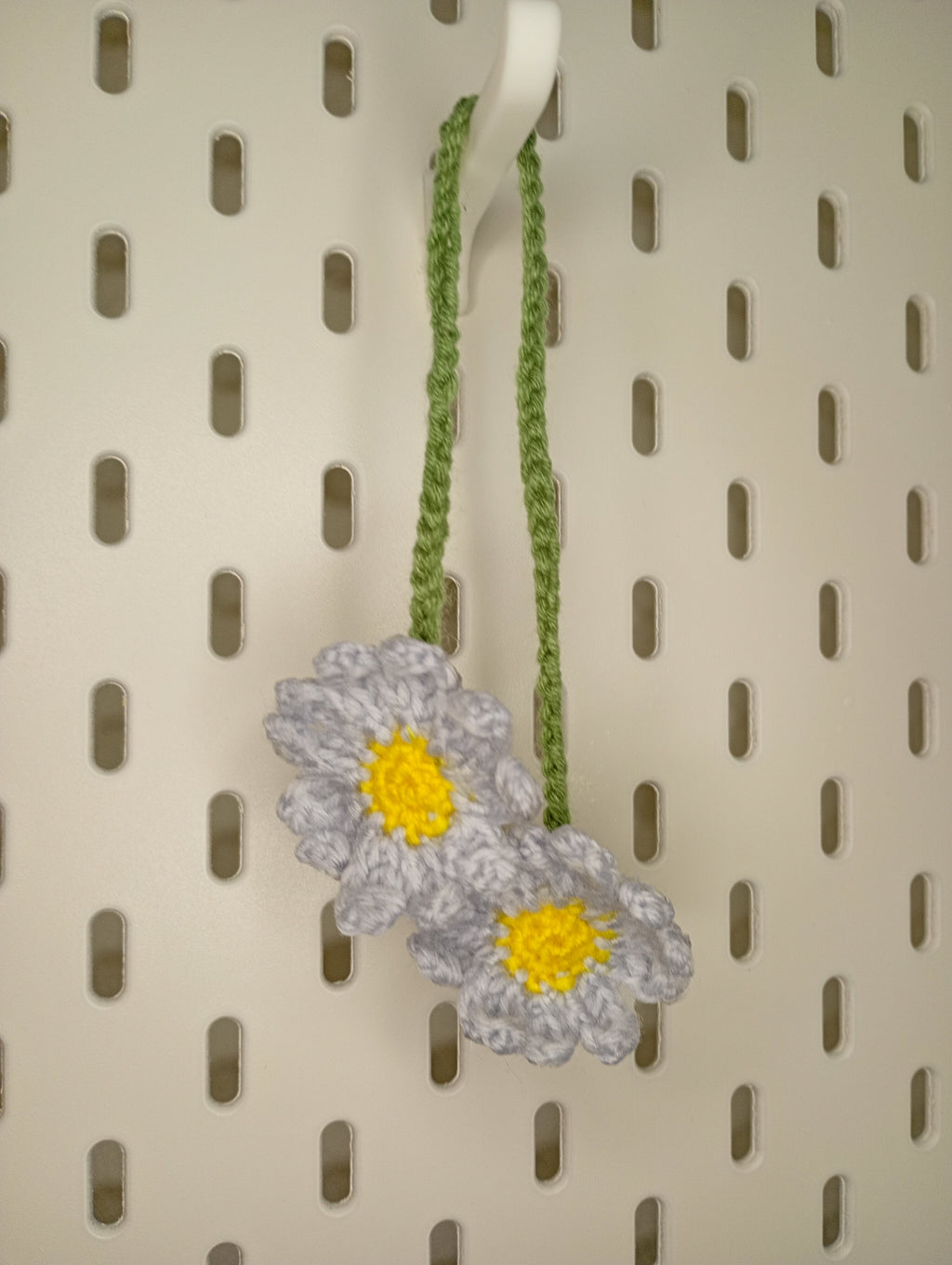 Gehäkelte hellblaue Blumen-Deko – Produktfoto