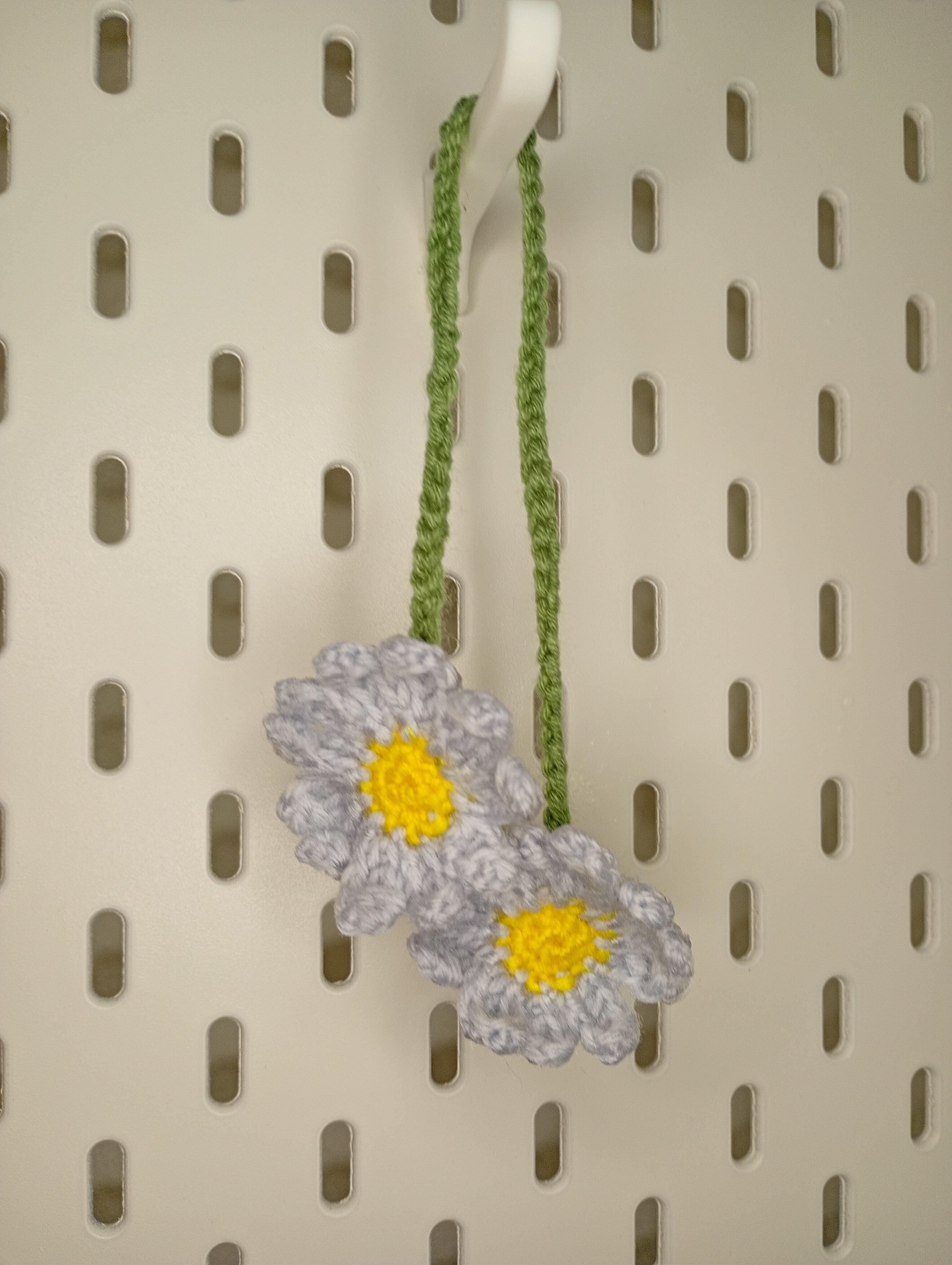 Gehäkelte hellblaue Blumen-Deko – Produktfoto