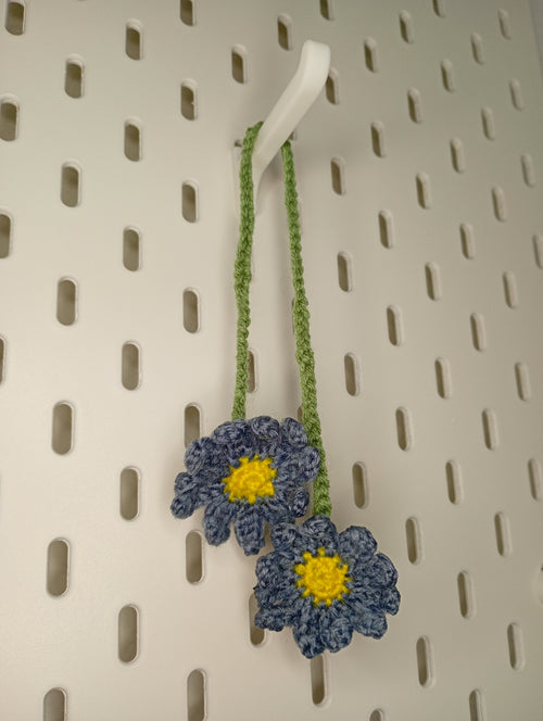 Gehäkelte blau-graue Blumen-Deko – Produktfoto