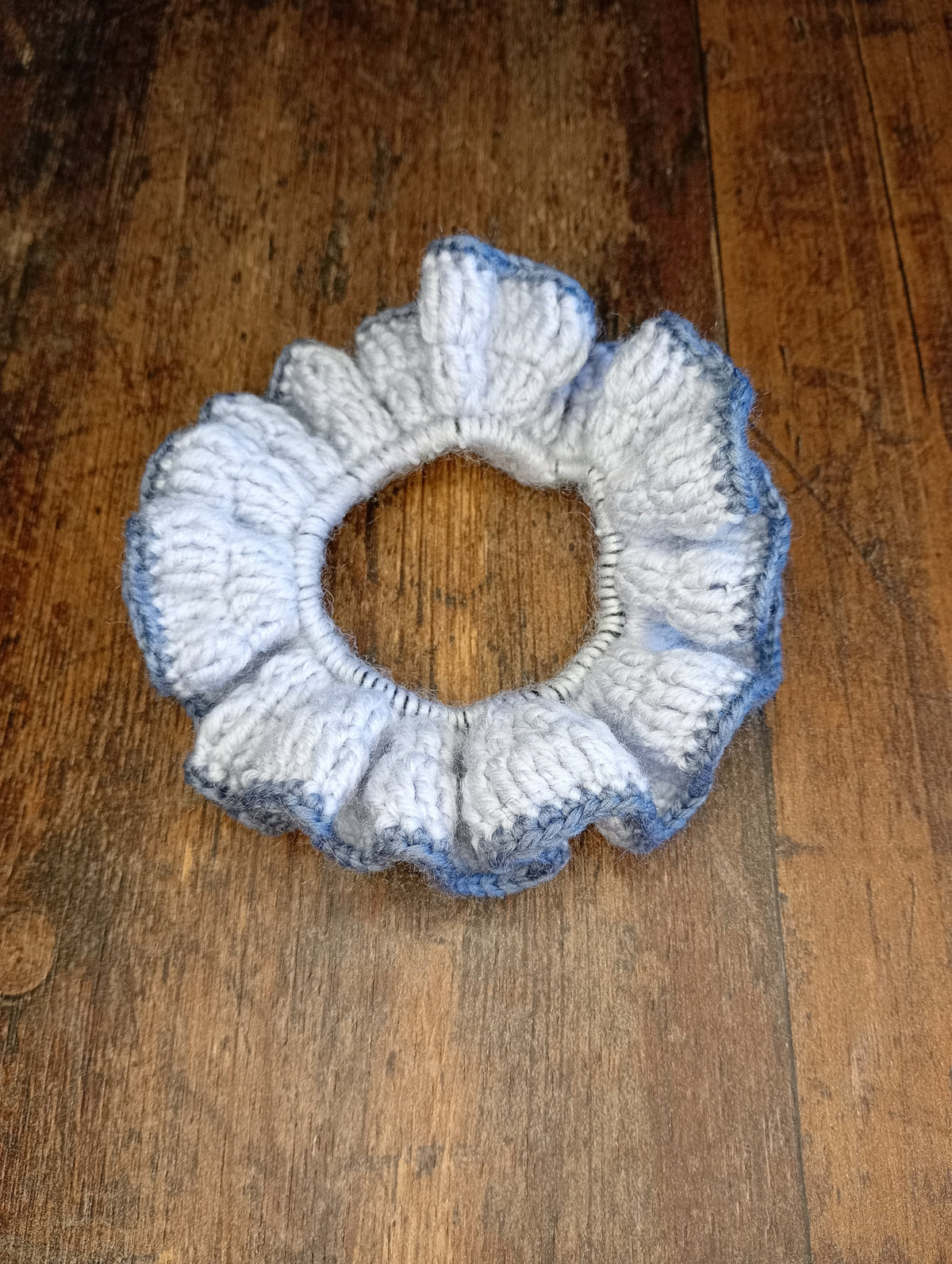 Gehäkelter Scrunchie Weiß Blau – Draufsicht