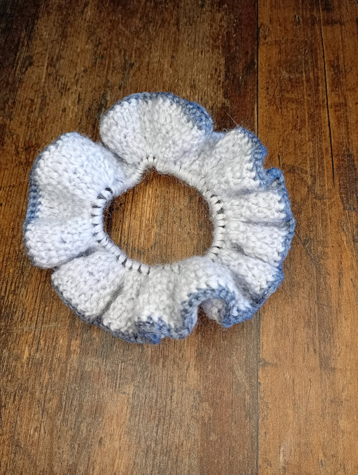 Gehäkelter Scrunchie Weiß Blau – am Handgelenk