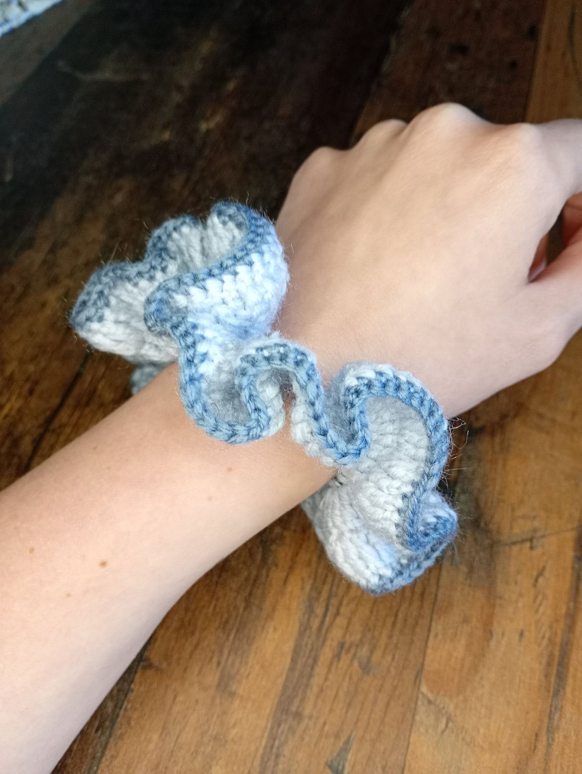 Gehäkelter Scrunchie Weiß Blau – Seitenansicht