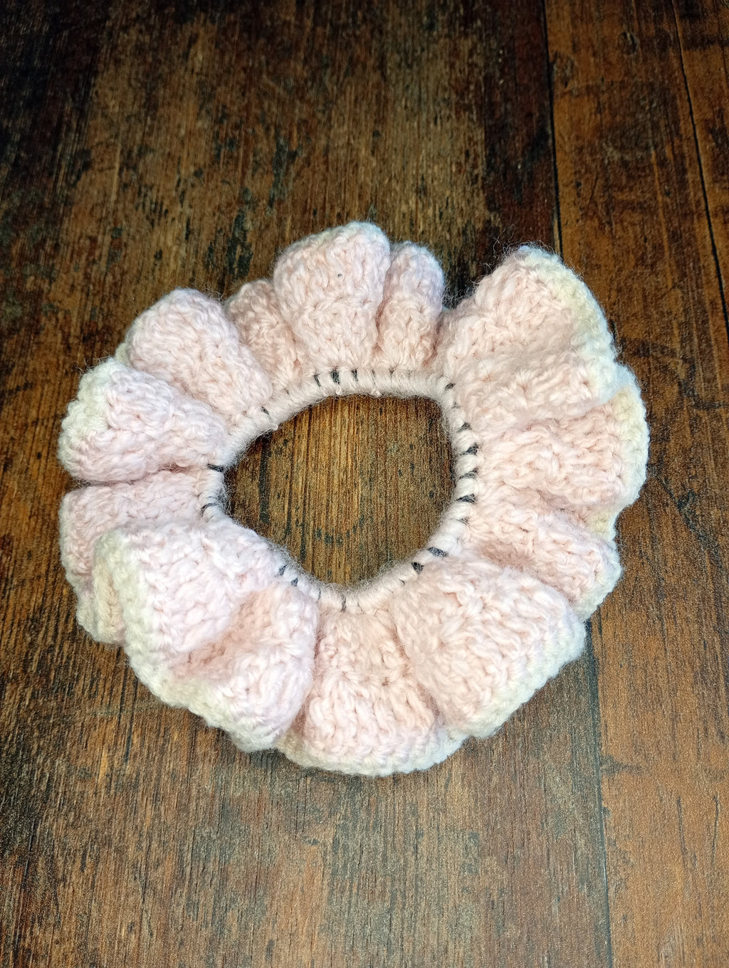 Gehäkelter Scrunchie Rosa – am Handgelenk