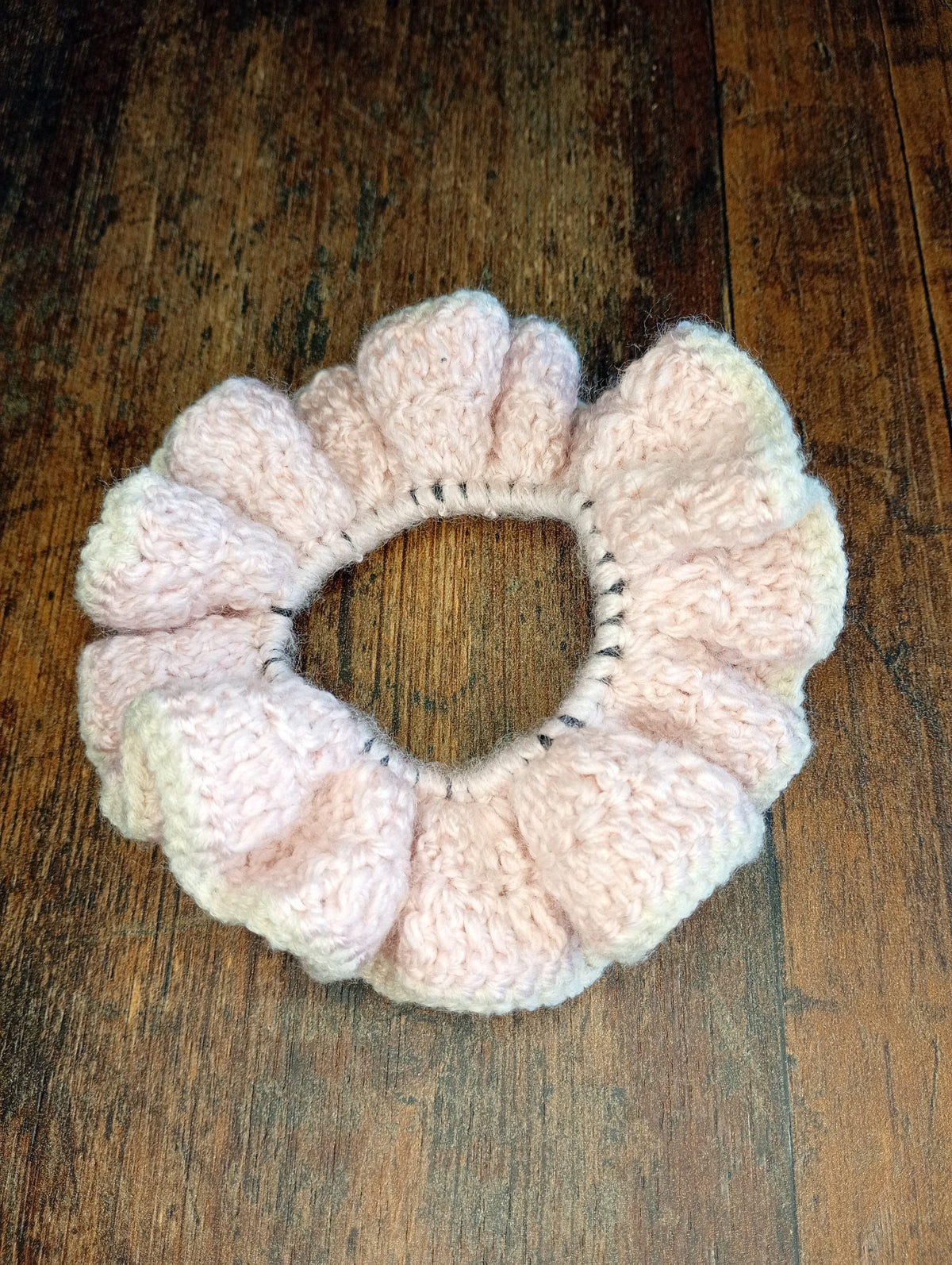 Gehäkelter Scrunchie Rosa – am Handgelenk