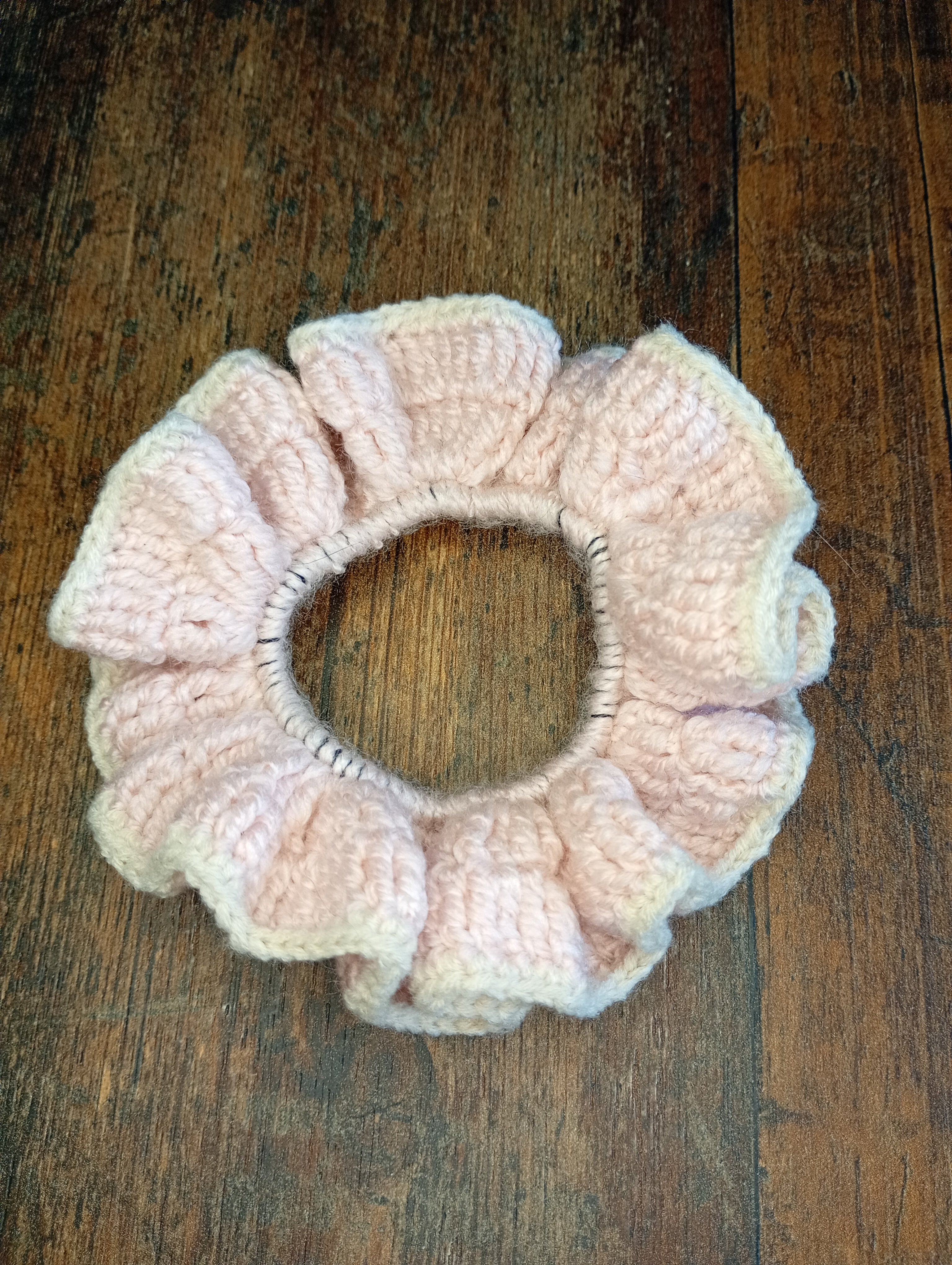 Gehäkelter Scrunchie Rosa – Draufsicht