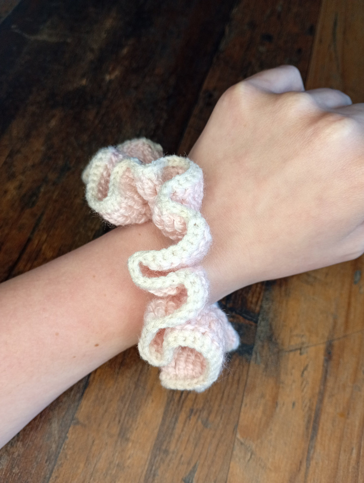 Gehäkelter Scrunchie Rosa – Seitenansicht